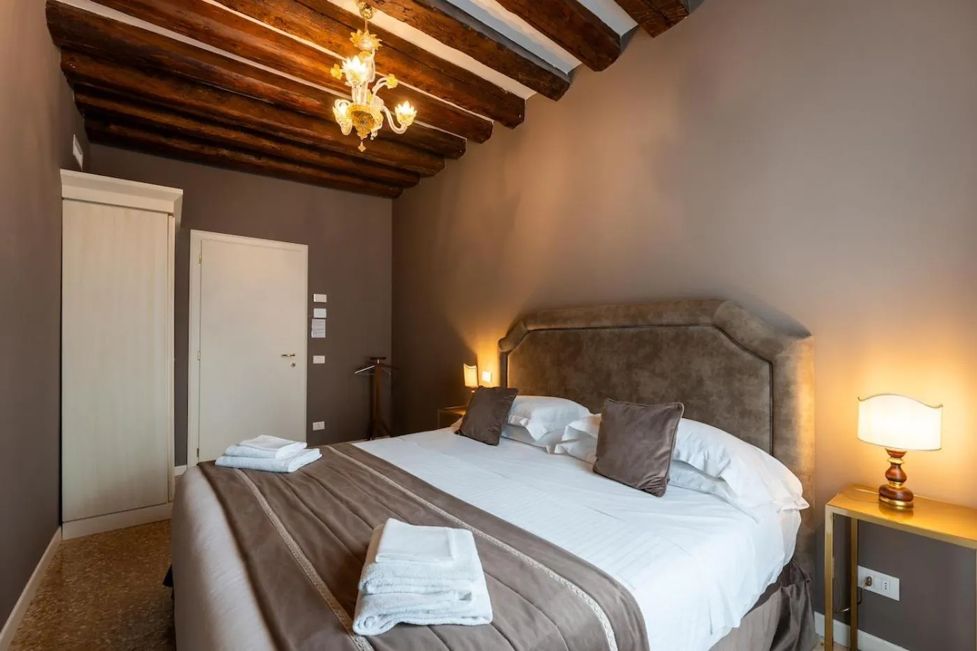Bedroom, Bed in San Teodoro Palace - Luxury Apartments