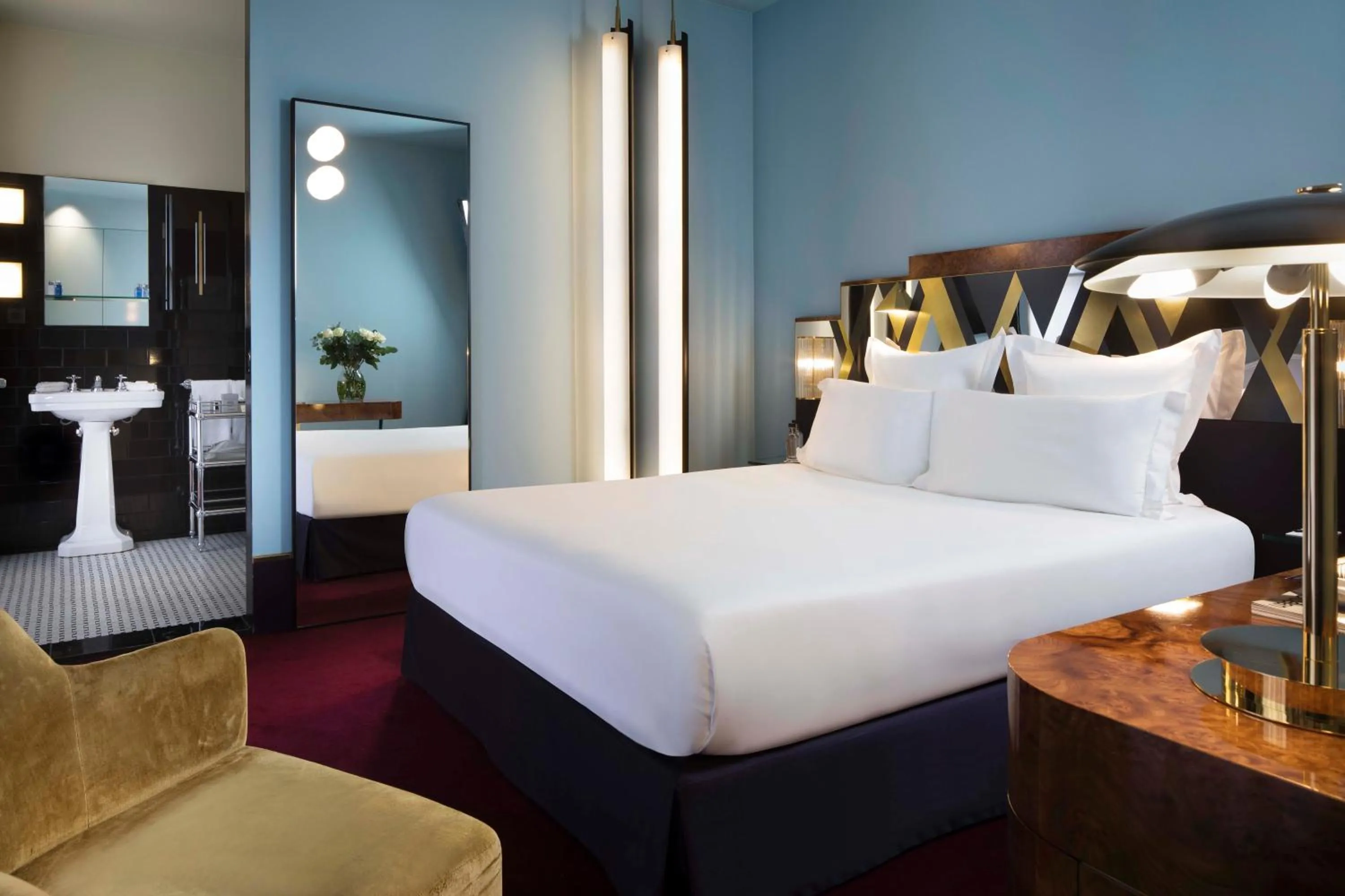 Photo of the whole room, Bed in Hôtel Saint-Marc