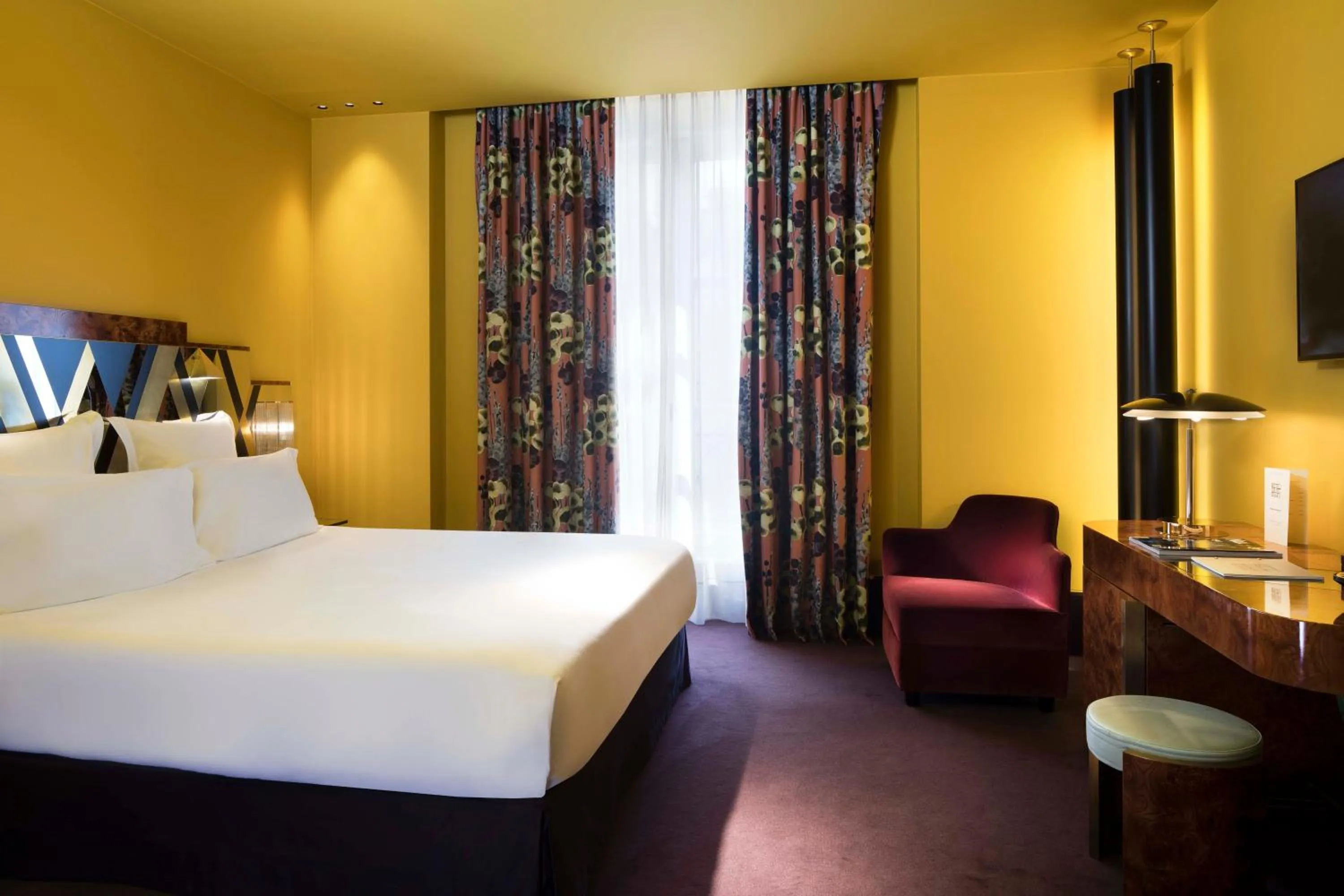 Photo of the whole room, Bed in Hôtel Saint-Marc