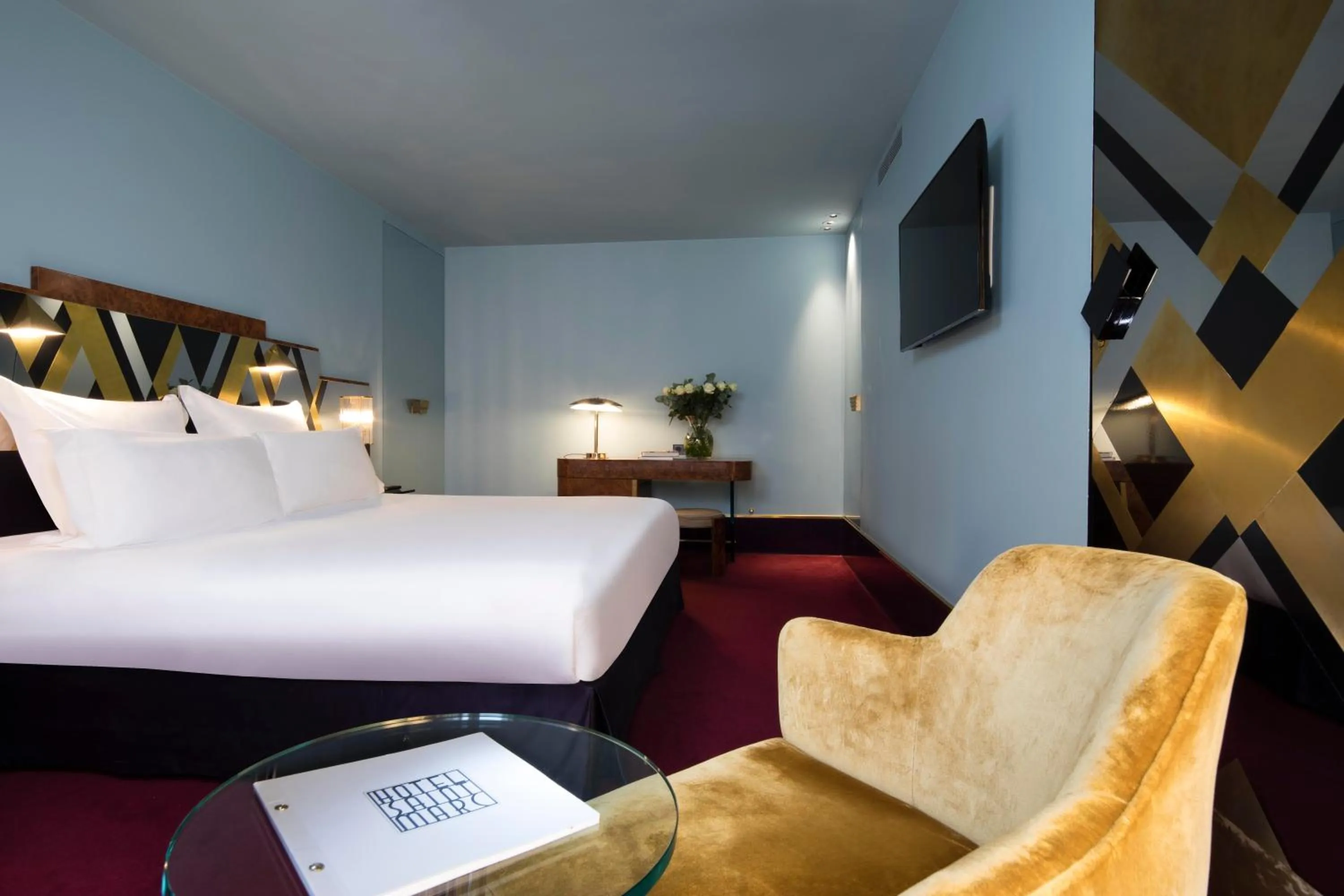 Photo of the whole room, Bed in Hôtel Saint-Marc