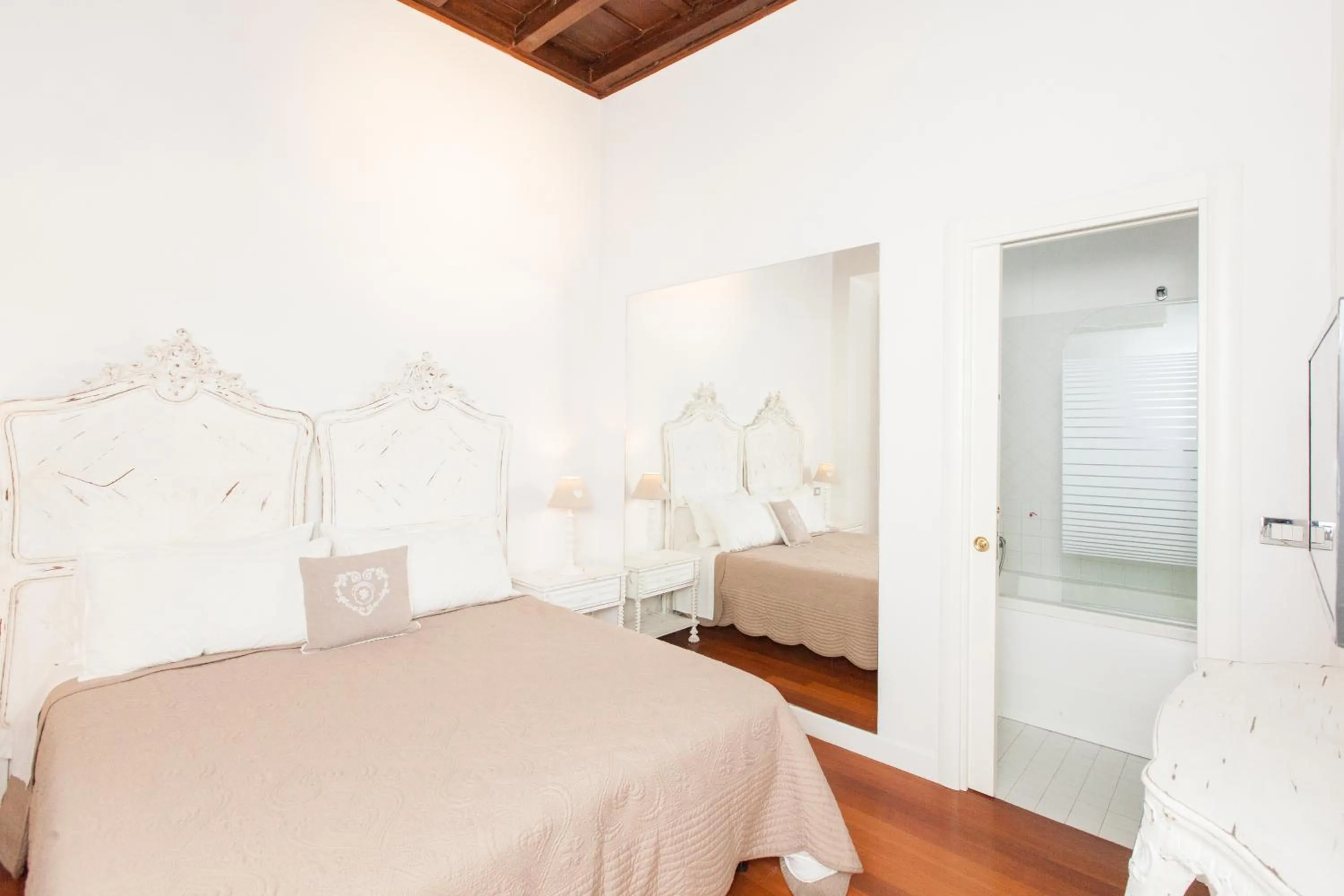 Photo of the whole room, Bed in La Maison de la vie