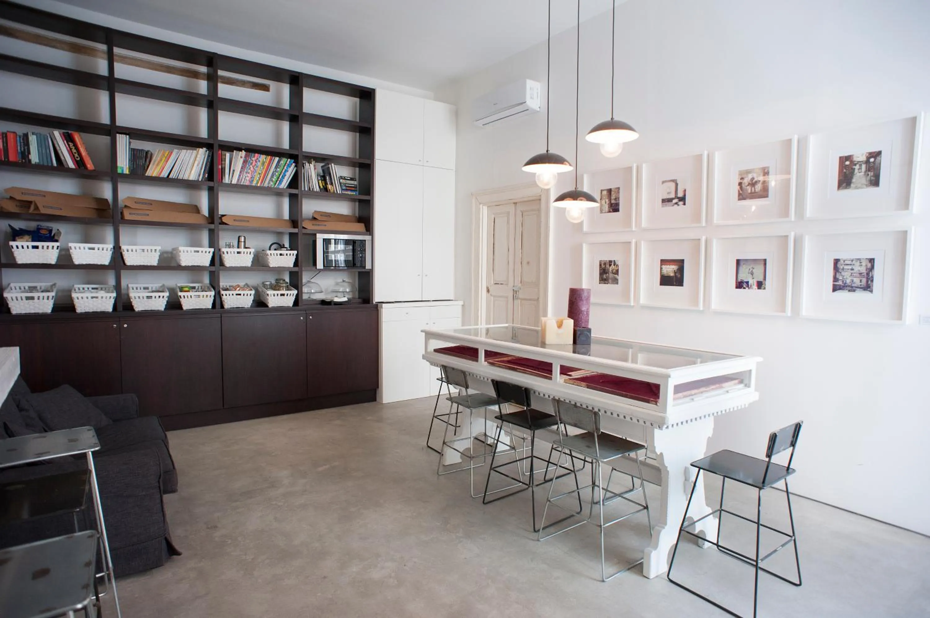 Restaurant/places to eat in Belledonne Suite & Gallery