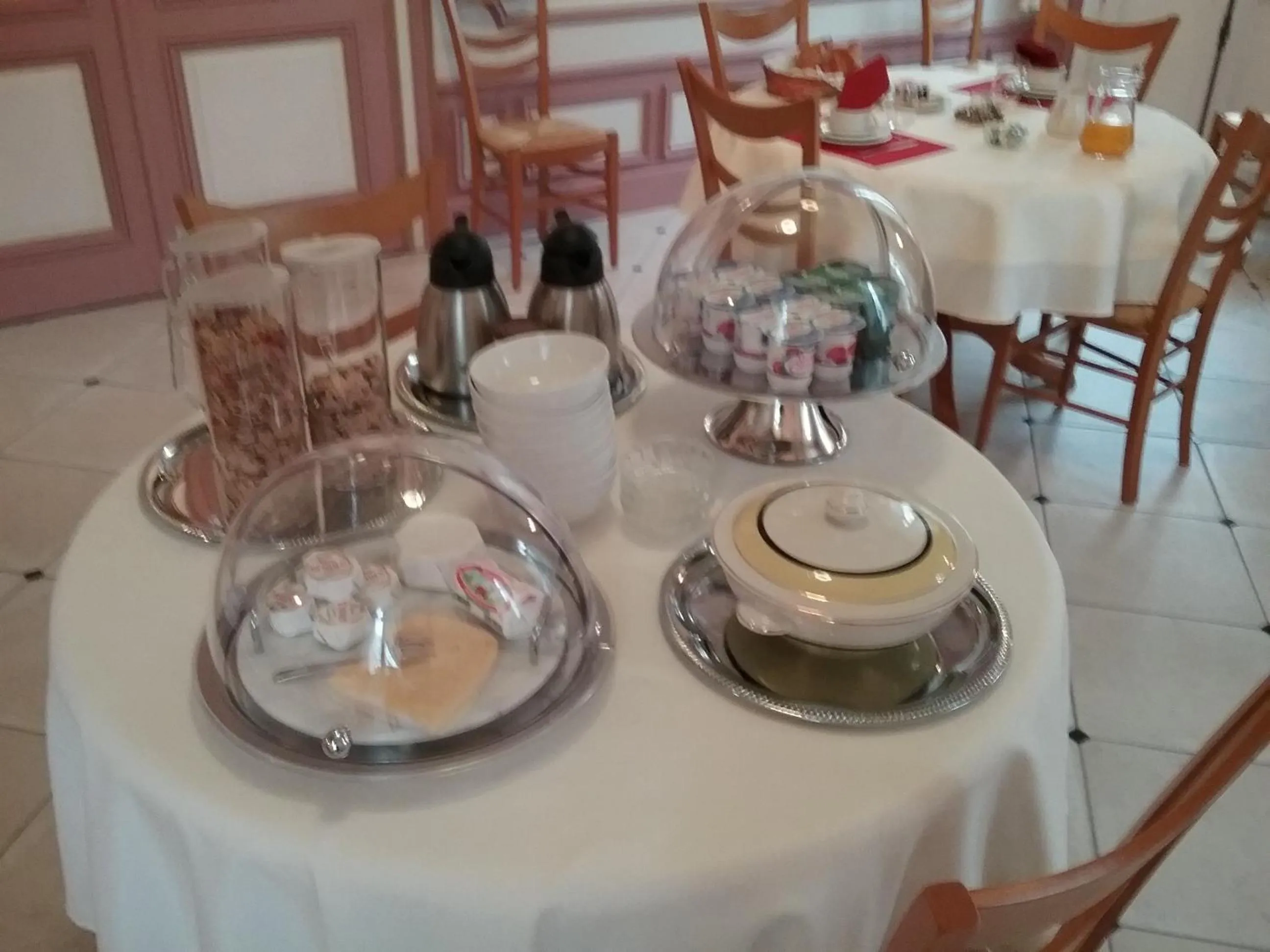 Continental breakfast in Château des marronniers