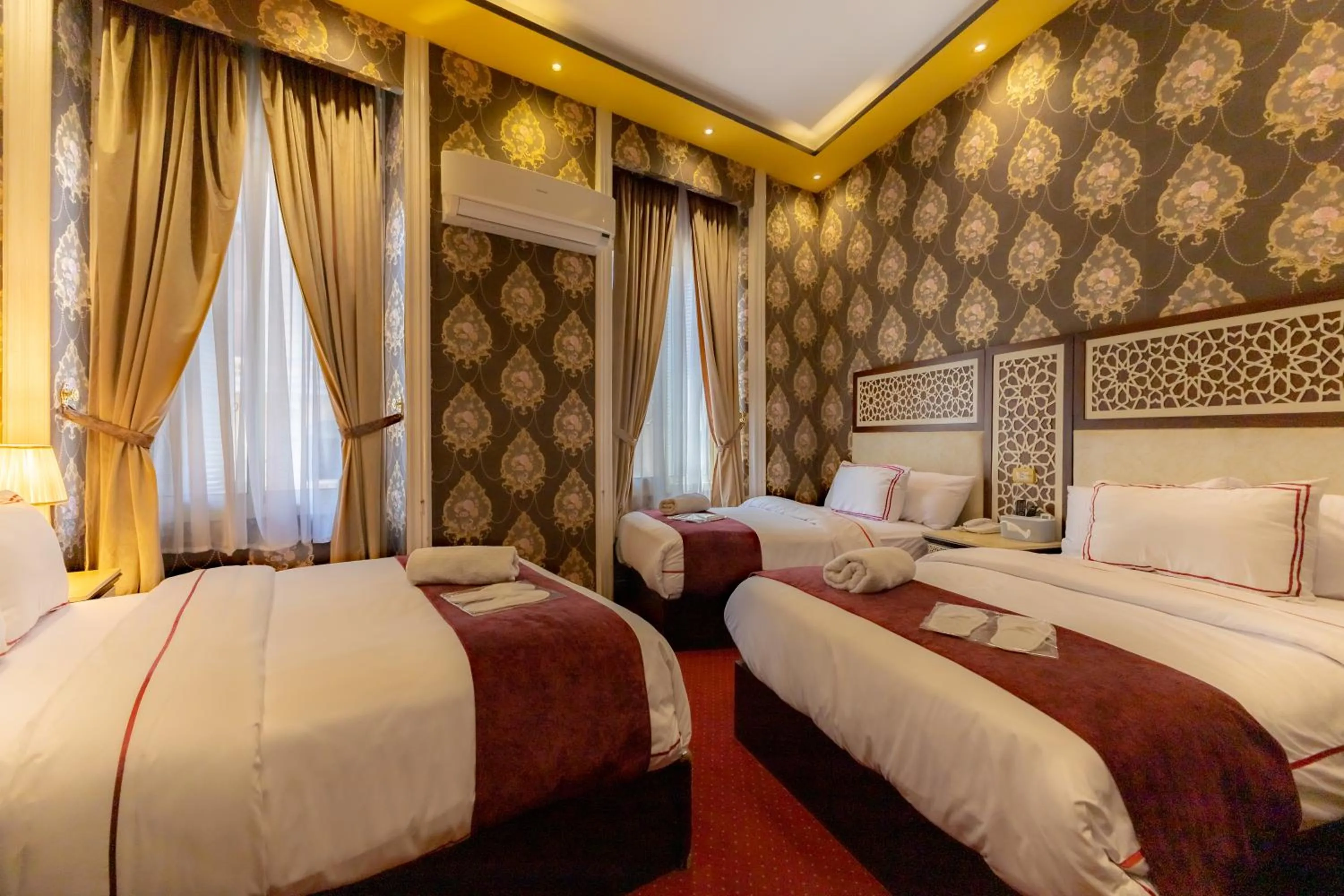 Photo of the whole room, Bed in Cairo Inn