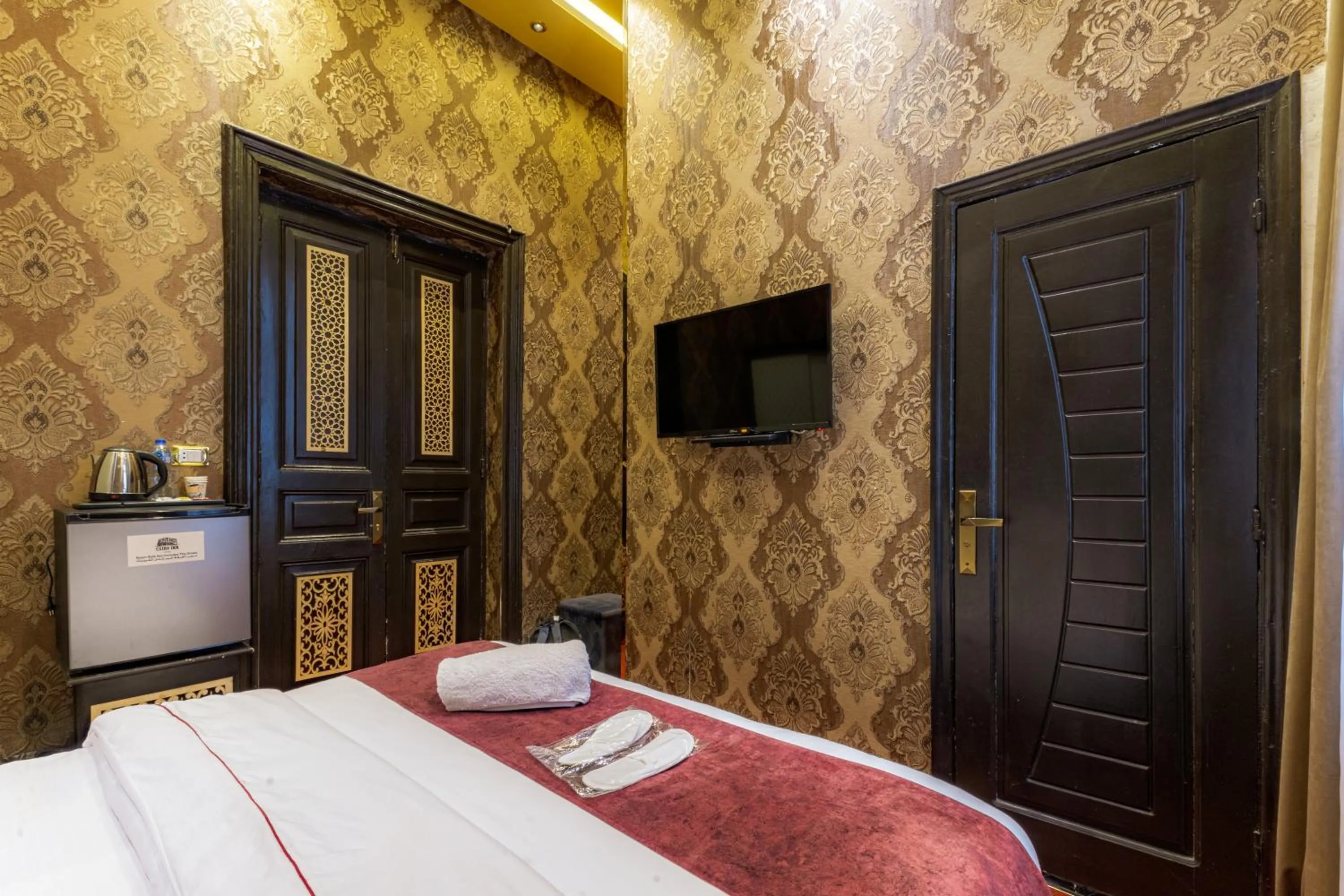 Photo of the whole room, Bed in Cairo Inn