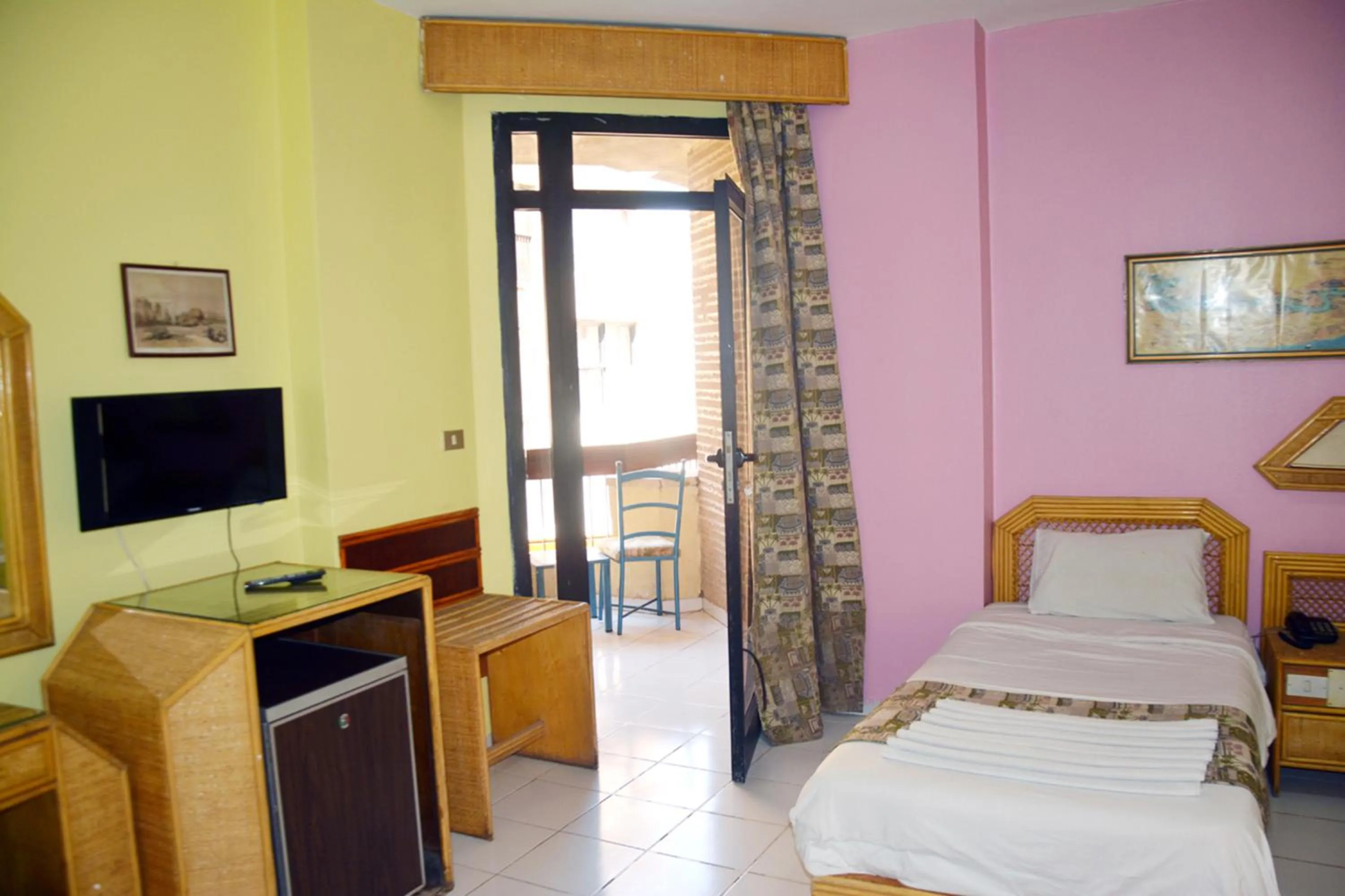 Bed in Gaddis Hotel, Suites and Apartments