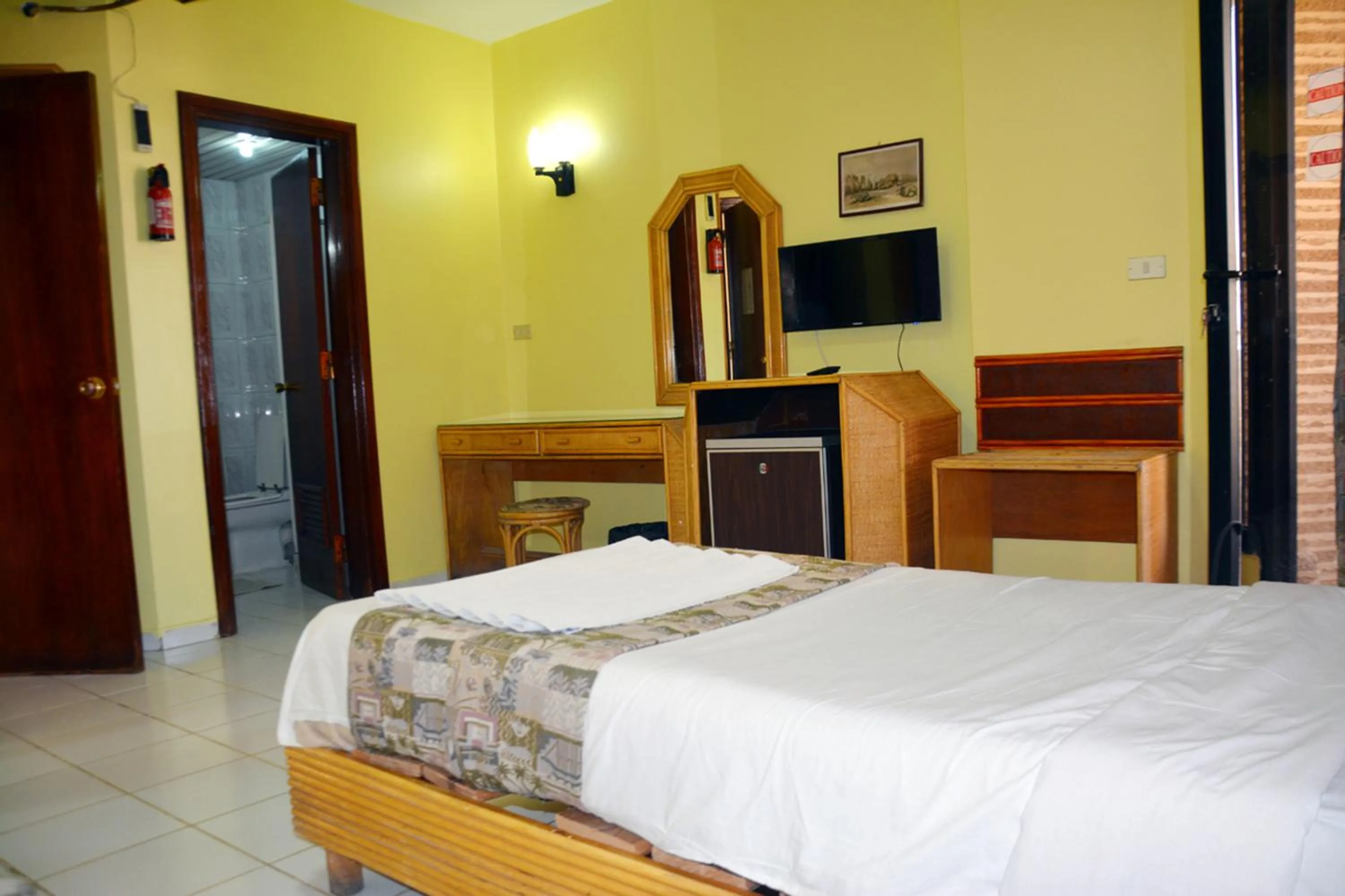 Bed in Gaddis Hotel, Suites and Apartments