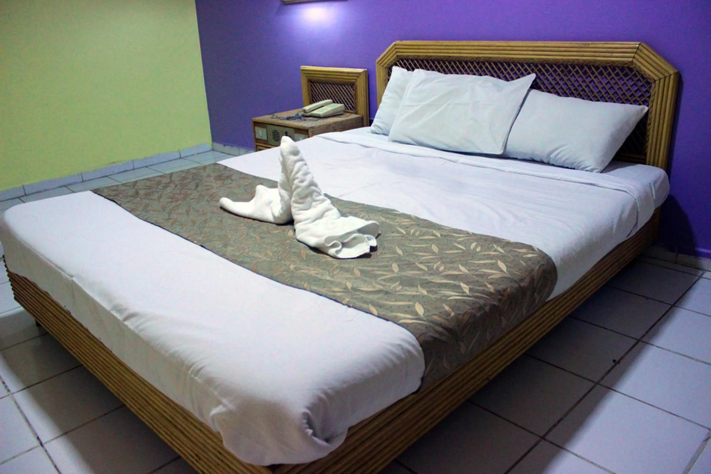 Bed in Gaddis Hotel, Suites and Apartments