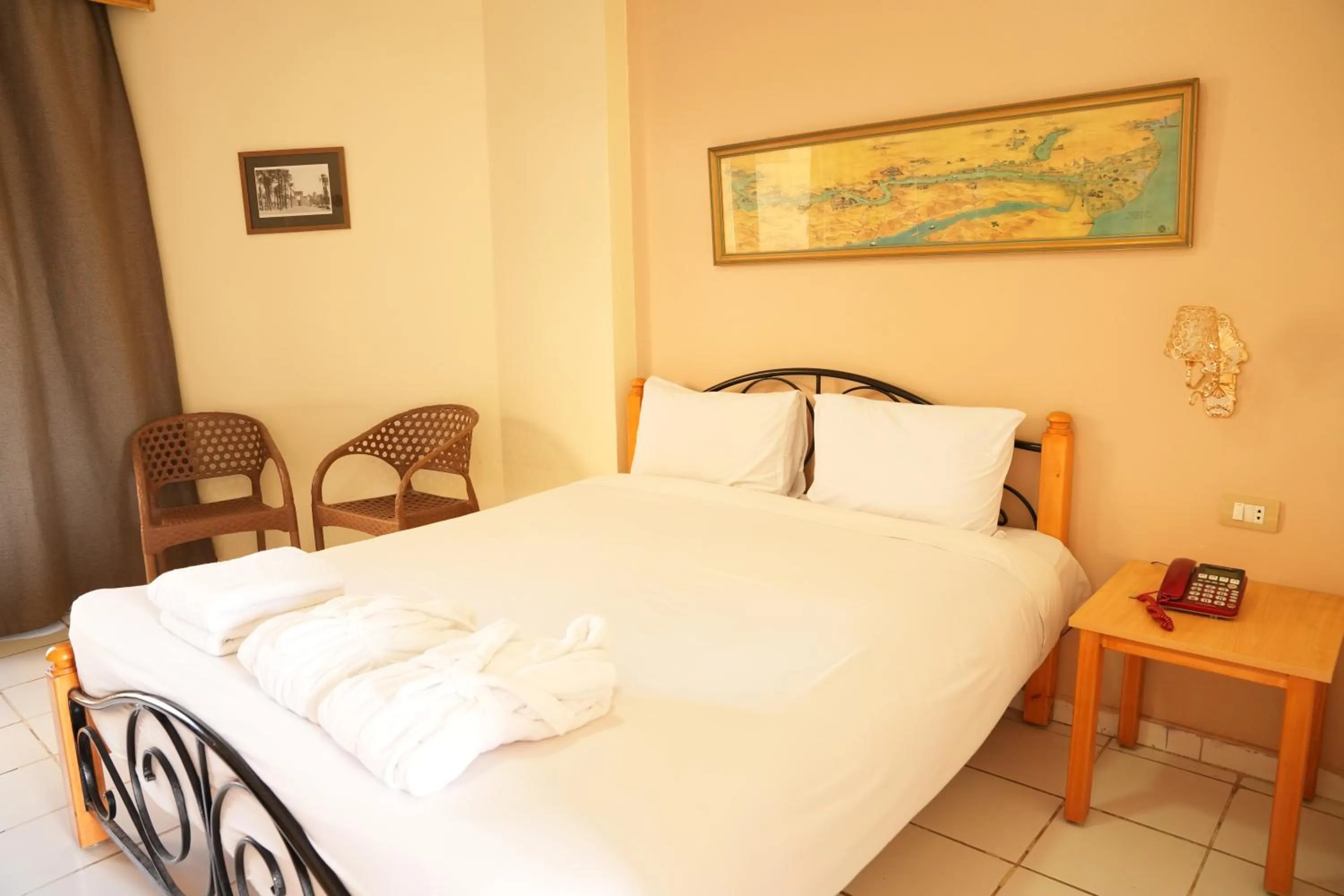 Bed in Gaddis Hotel, Suites and Apartments