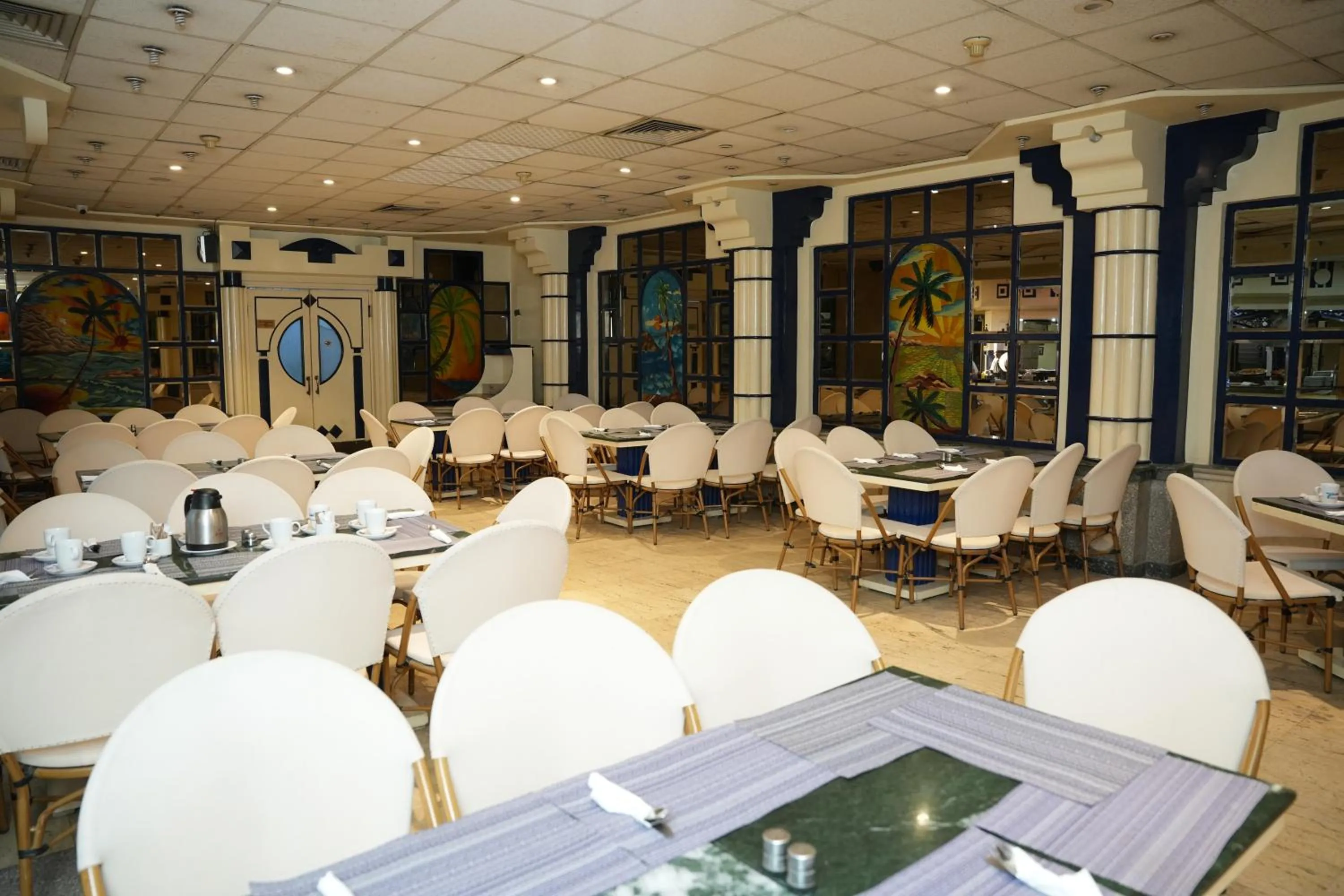 Restaurant/places to eat in Gaddis Hotel, Suites and Apartments