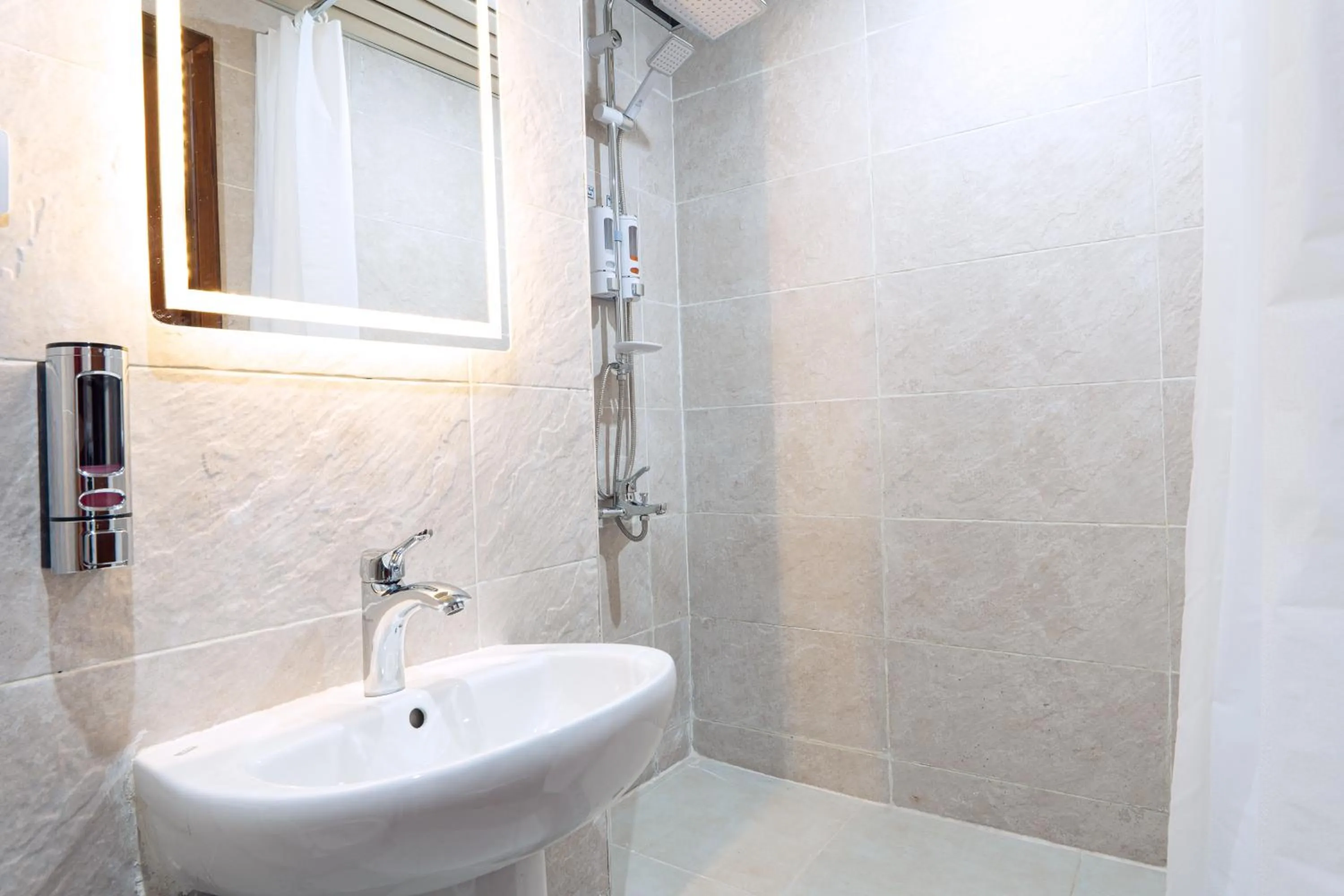 Shower in Gaddis Hotel, Suites and Apartments