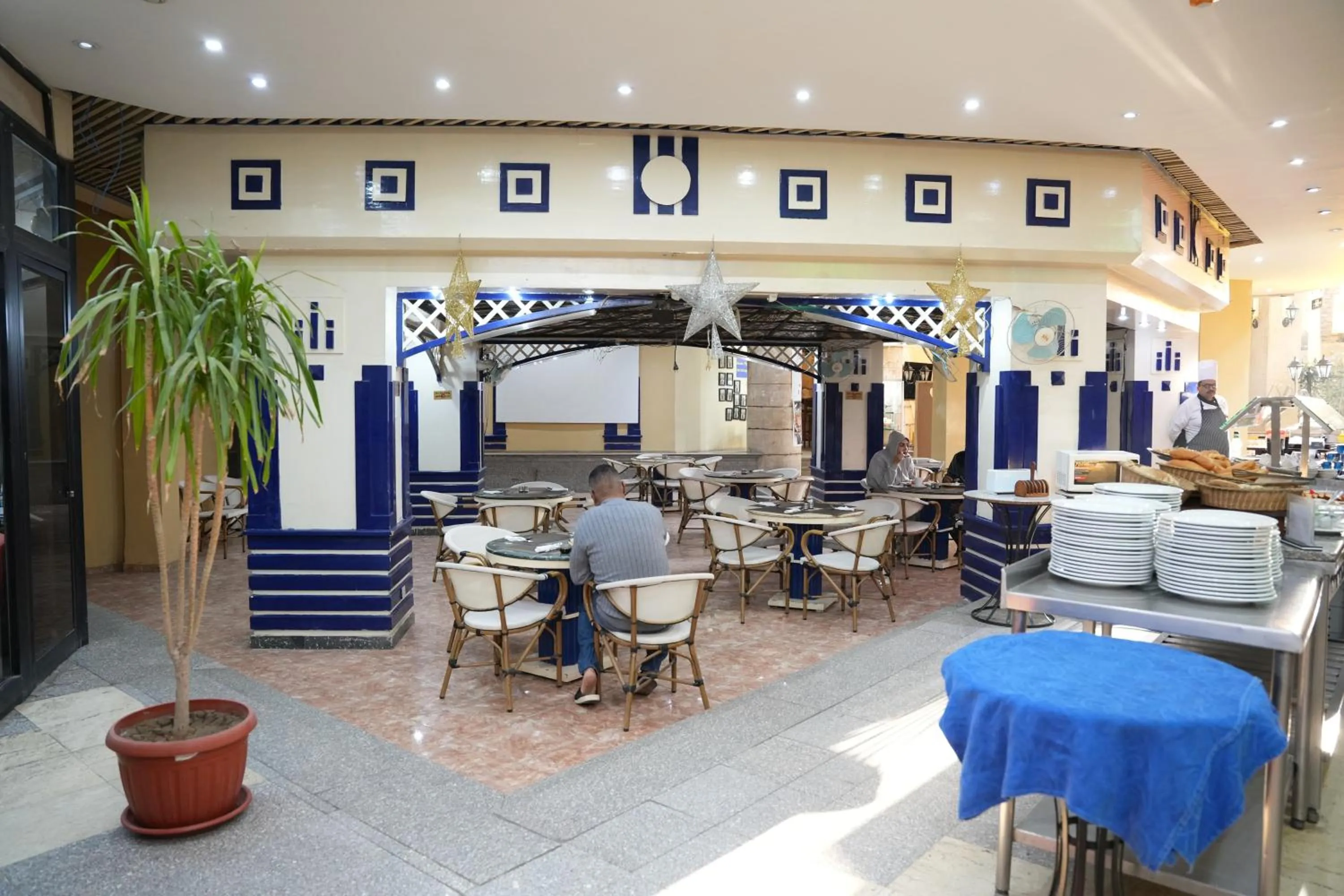 Restaurant/places to eat in Gaddis Hotel, Suites and Apartments