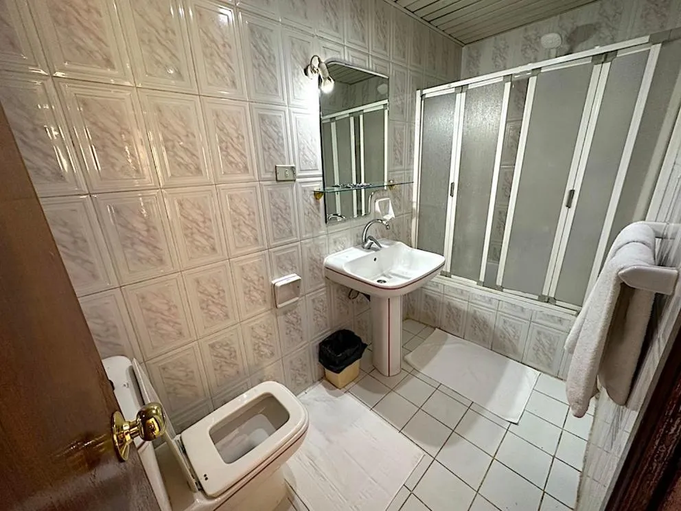 Shower in Gaddis Hotel, Suites and Apartments