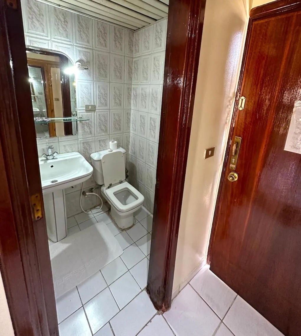 Toilet in Gaddis Hotel, Suites and Apartments