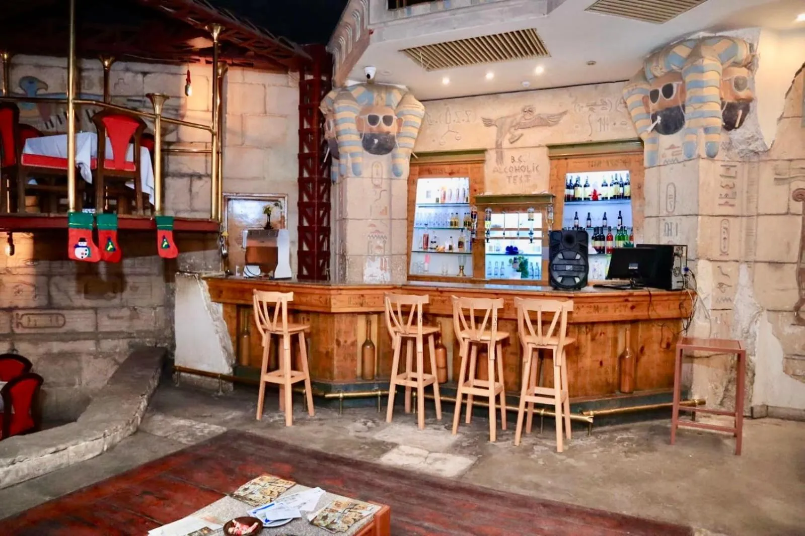 Restaurant/places to eat in Gaddis Hotel, Suites and Apartments