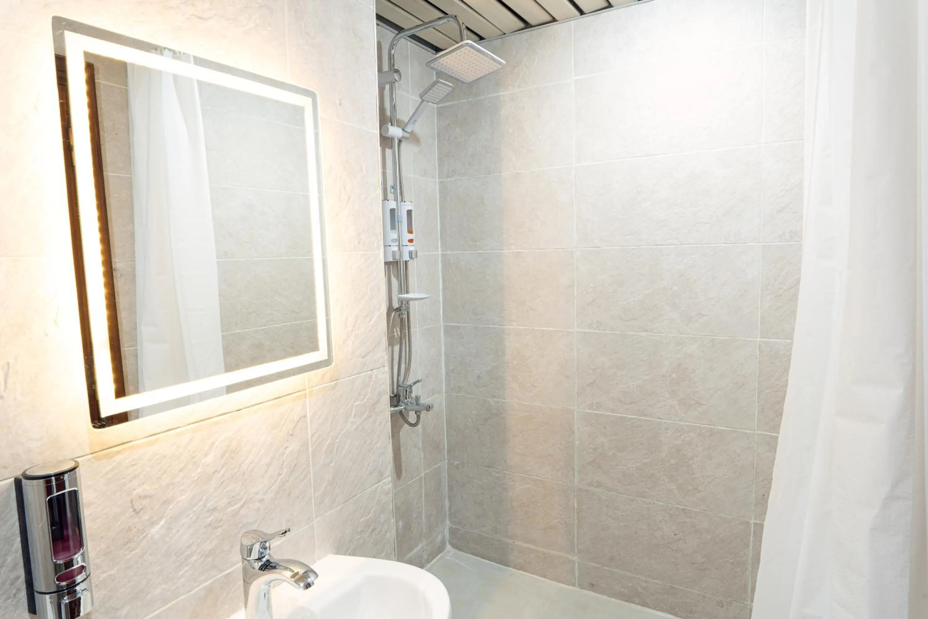 Shower in Gaddis Hotel, Suites and Apartments