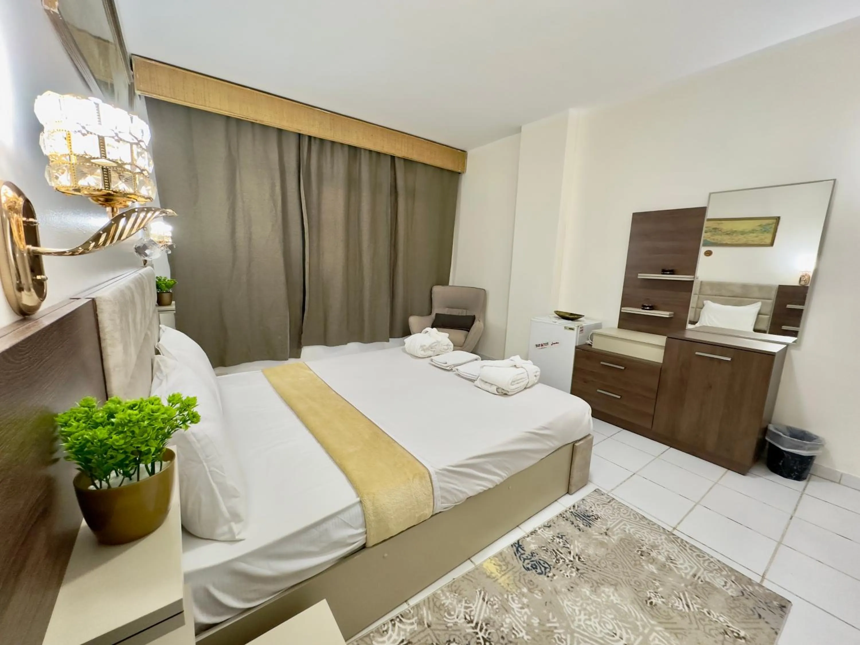 Bed in Gaddis Hotel, Suites and Apartments