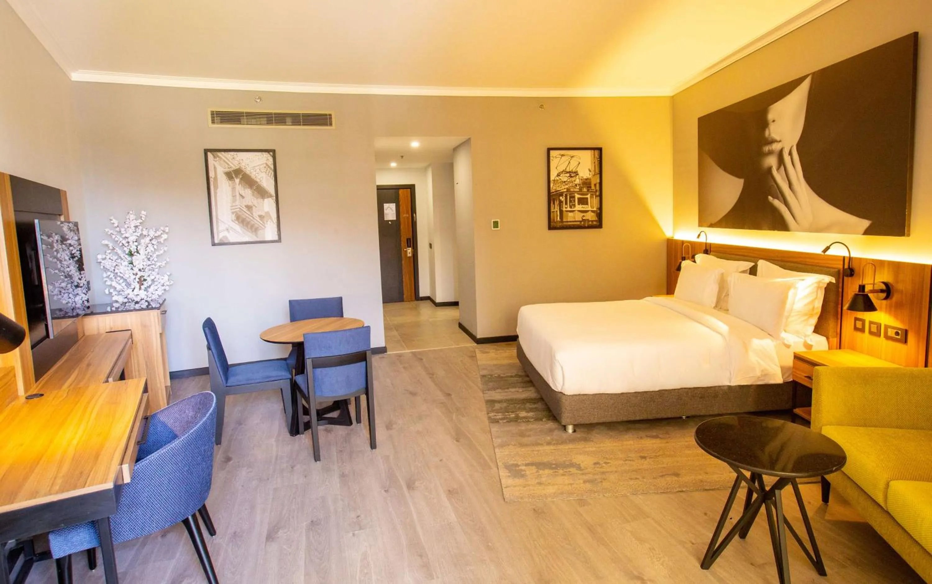 Bedroom, Bed in Radisson Blu Hotel & Convention Center, Alexandria