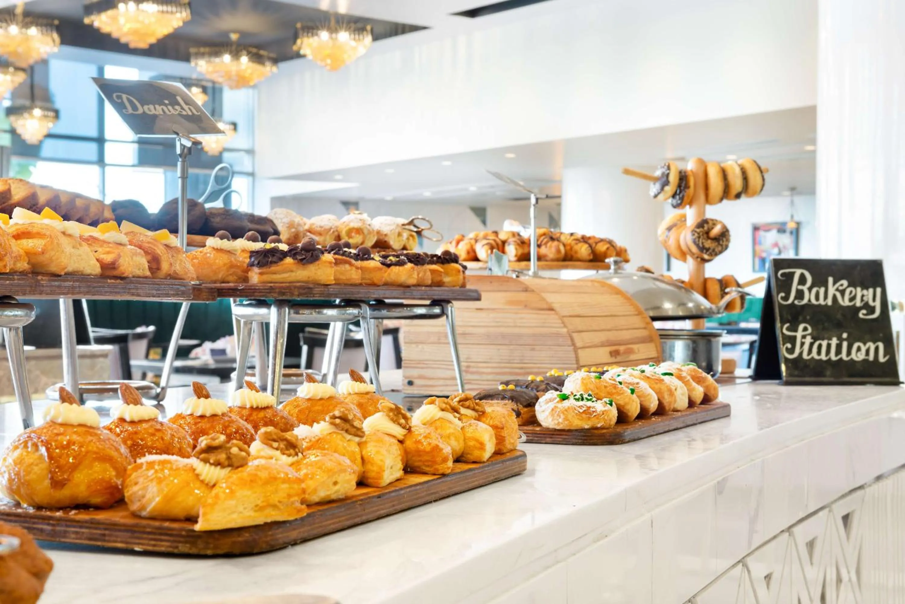 Restaurant/places to eat in Radisson Blu Hotel & Convention Center, Alexandria