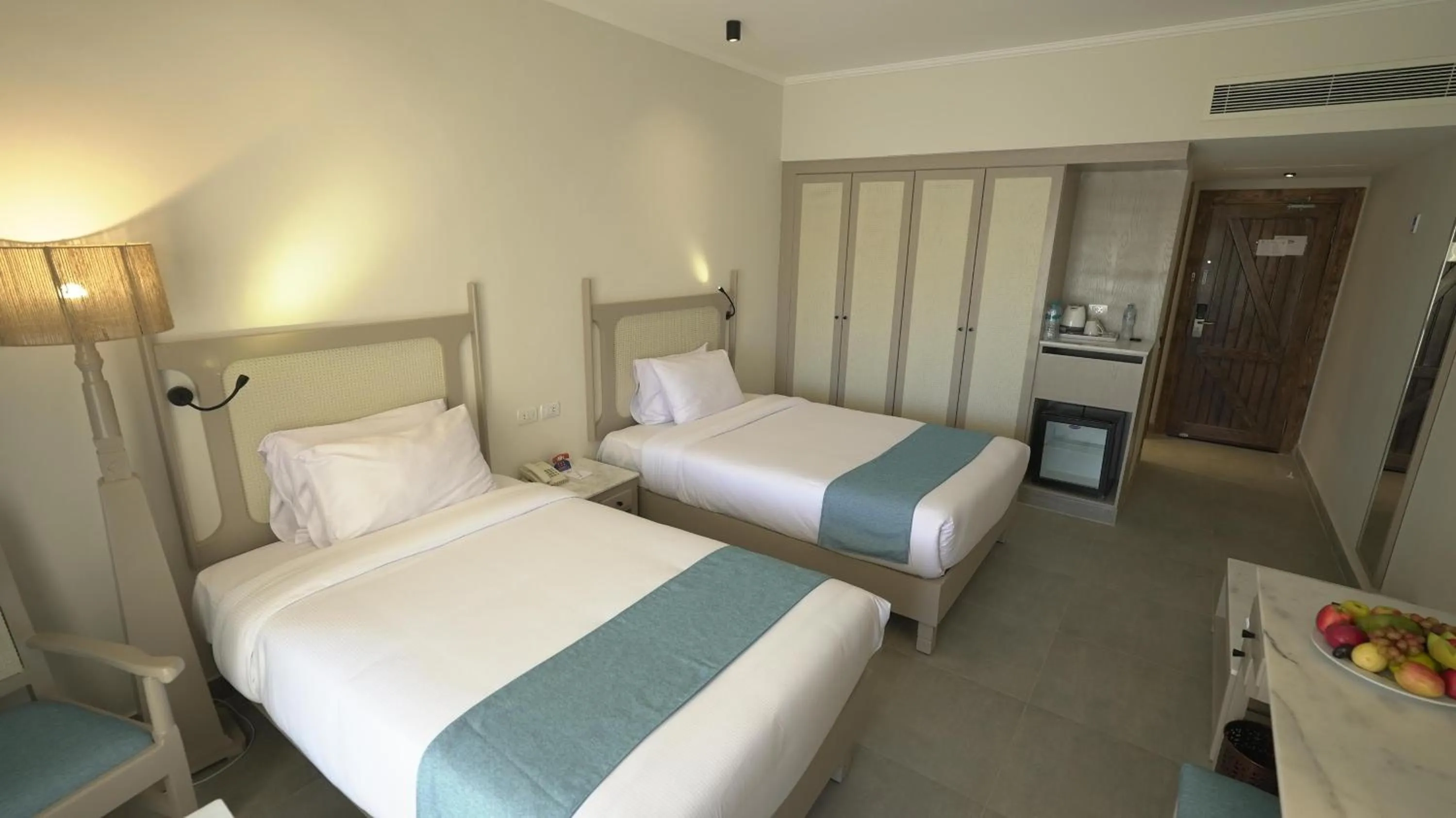 Photo of the whole room, Bed in Sunny Days Palma De Mirette Resort & Spa