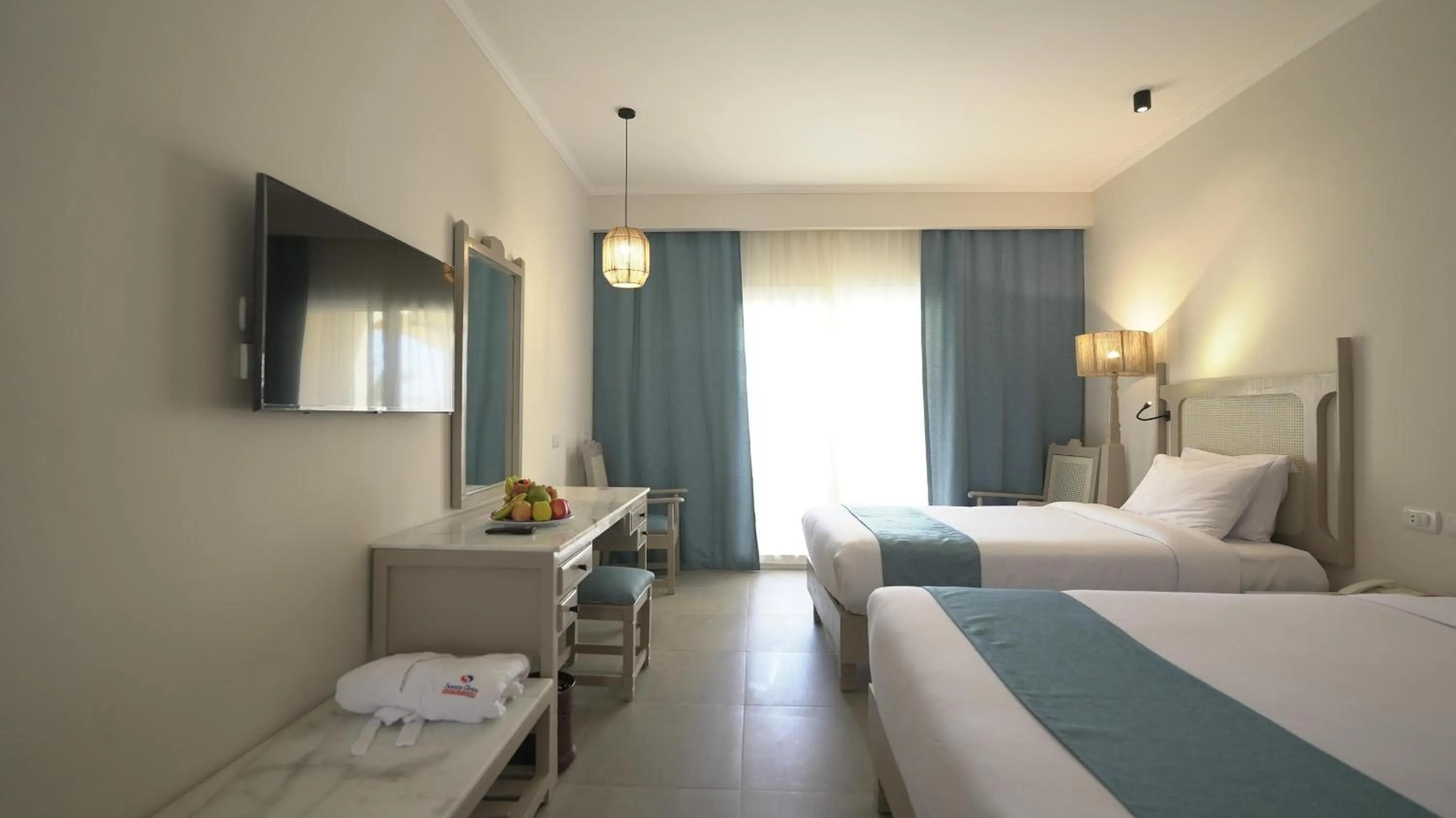 Photo of the whole room, Bed in Sunny Days Palma De Mirette Resort & Spa