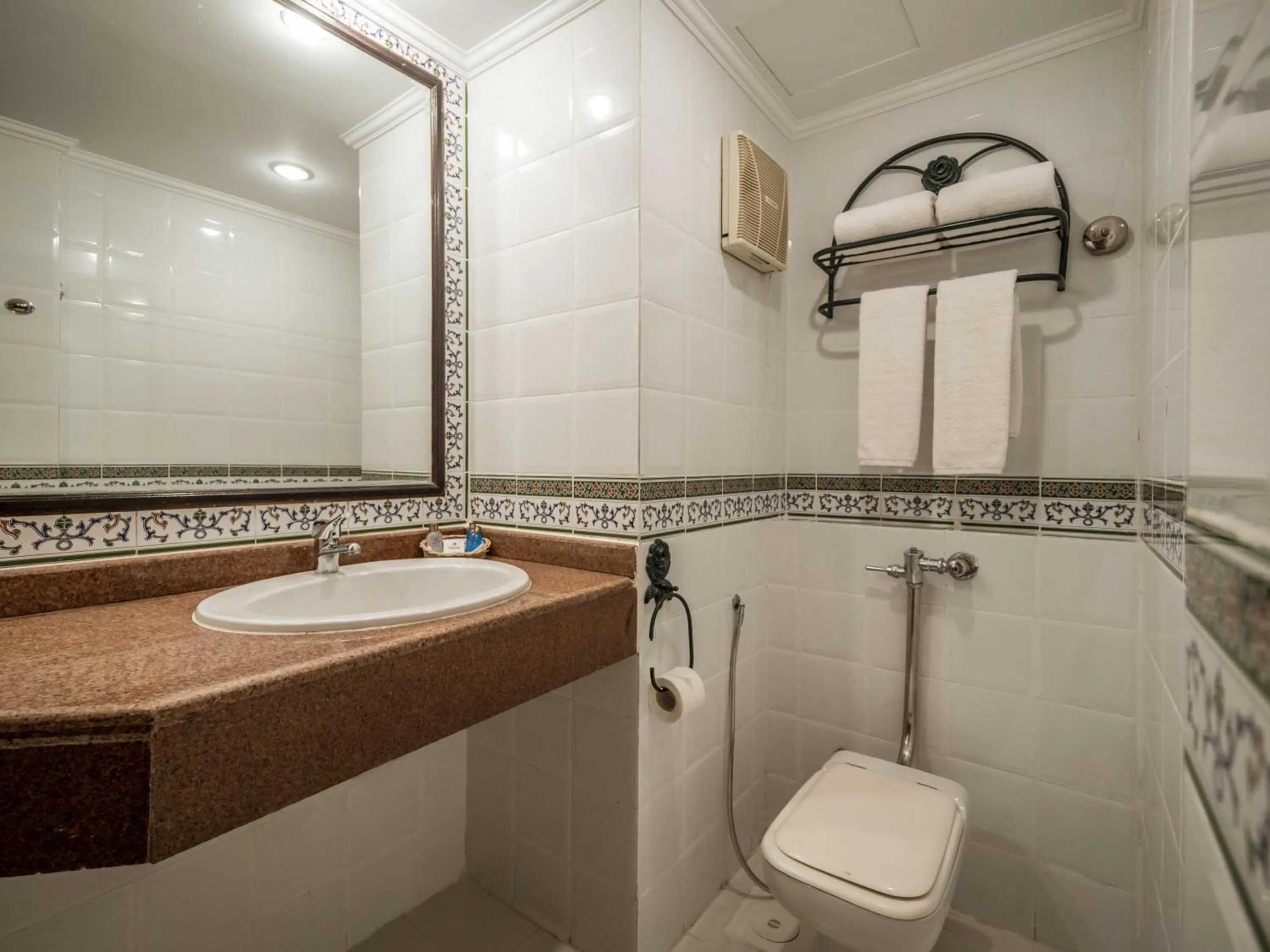 Shower in Sunny Days Palma De Mirette Resort & Spa