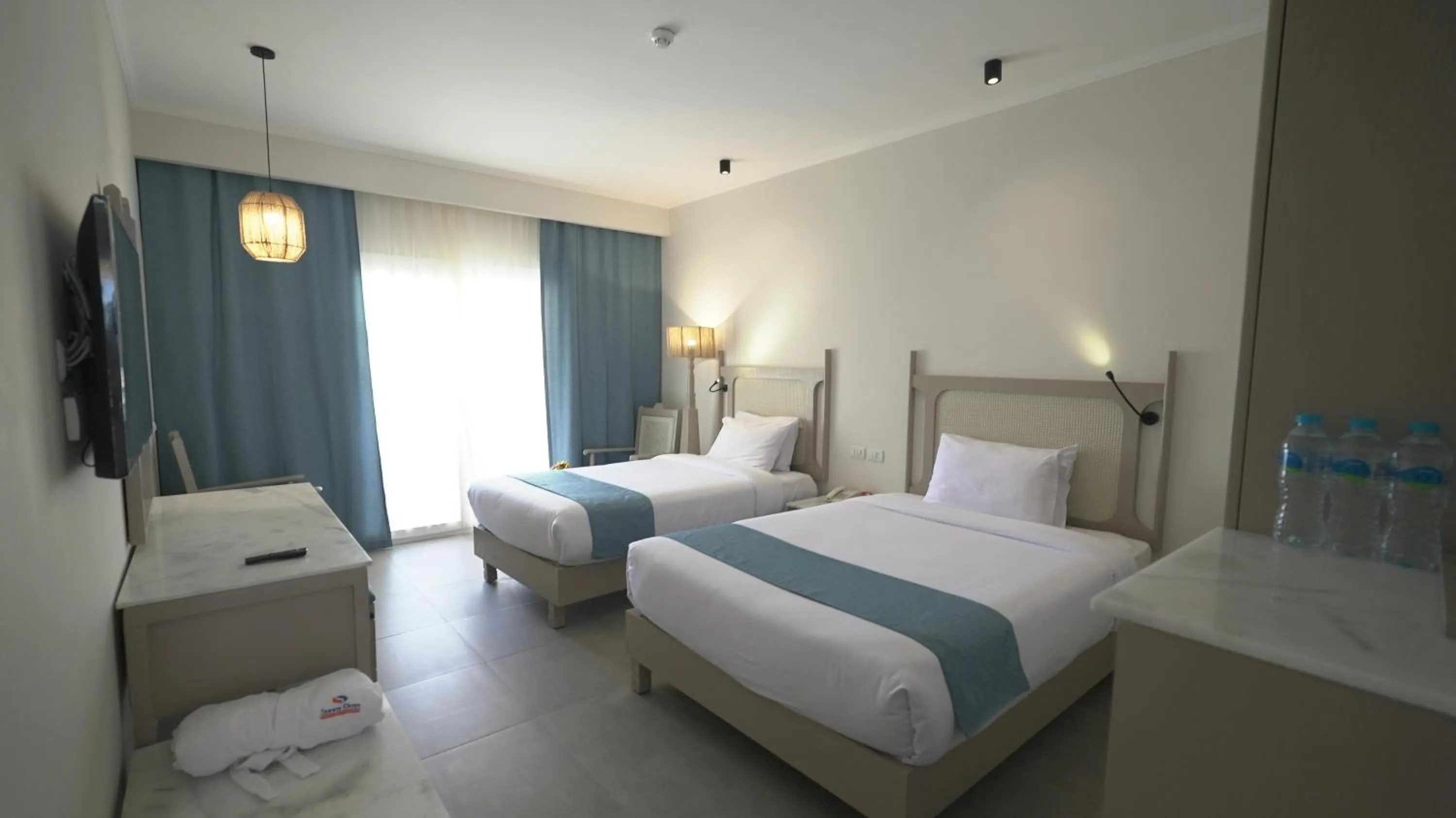 Photo of the whole room, Bed in Sunny Days Palma De Mirette Resort & Spa