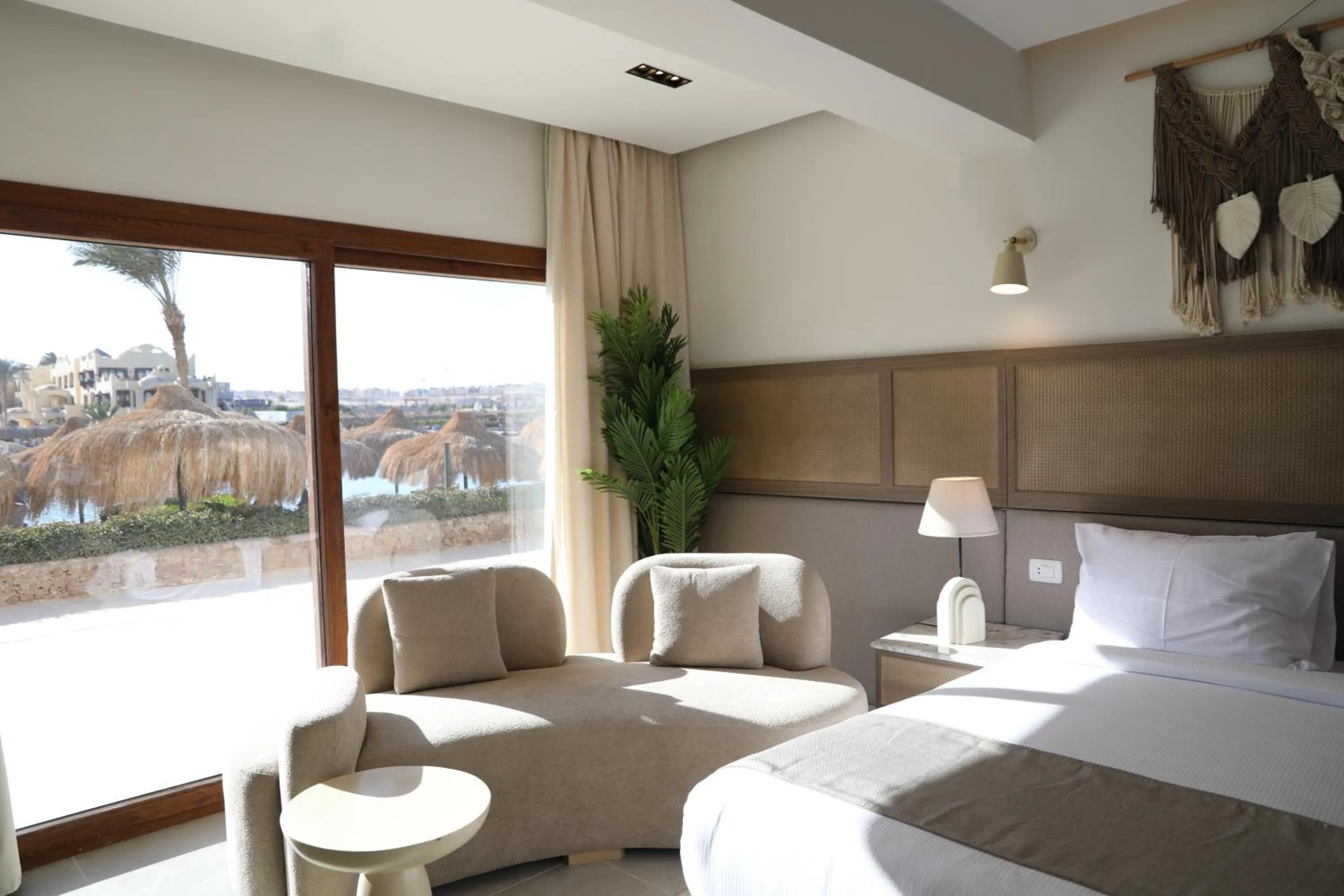 Seating area, Bed in Sunny Days Palma De Mirette Resort & Spa