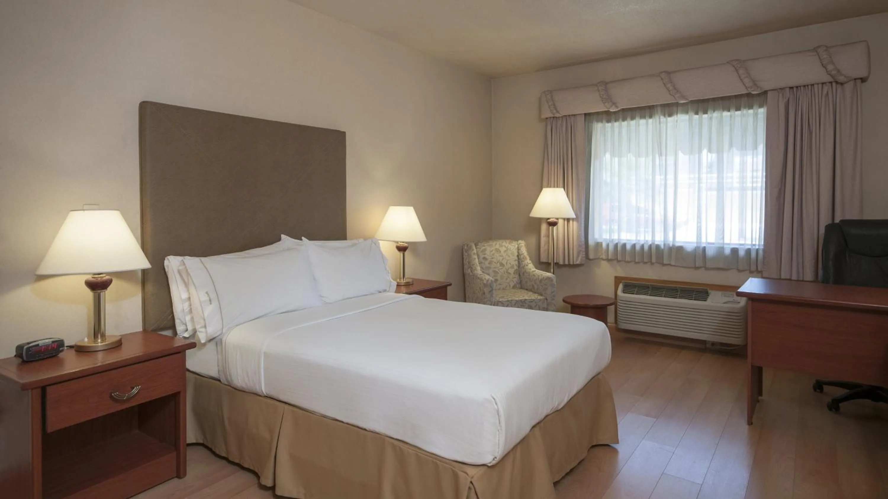 Photo of the whole room, Bed in Holiday Inn Express Chihuahua by IHG