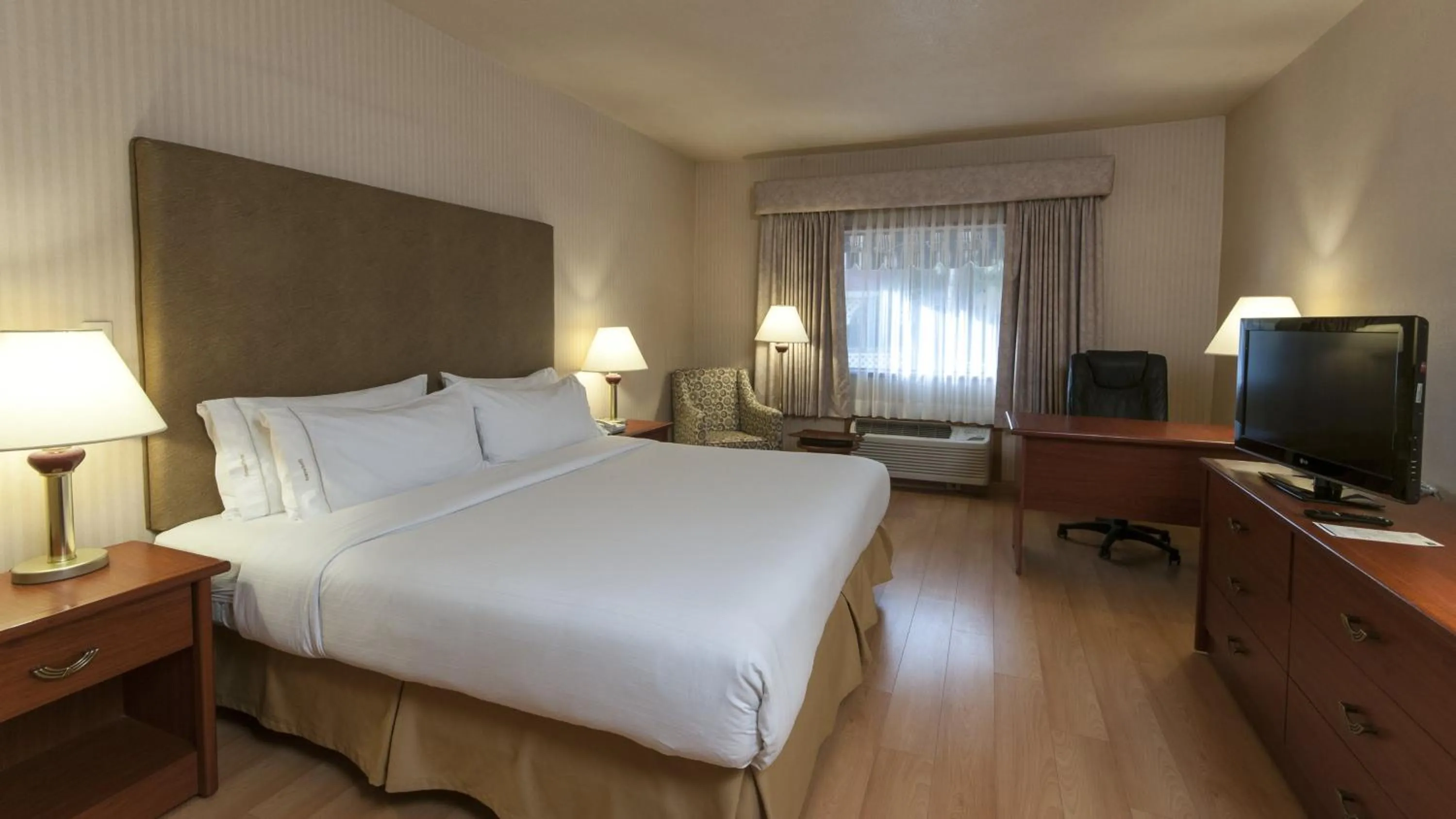 Photo of the whole room, Bed in Holiday Inn Express Chihuahua by IHG