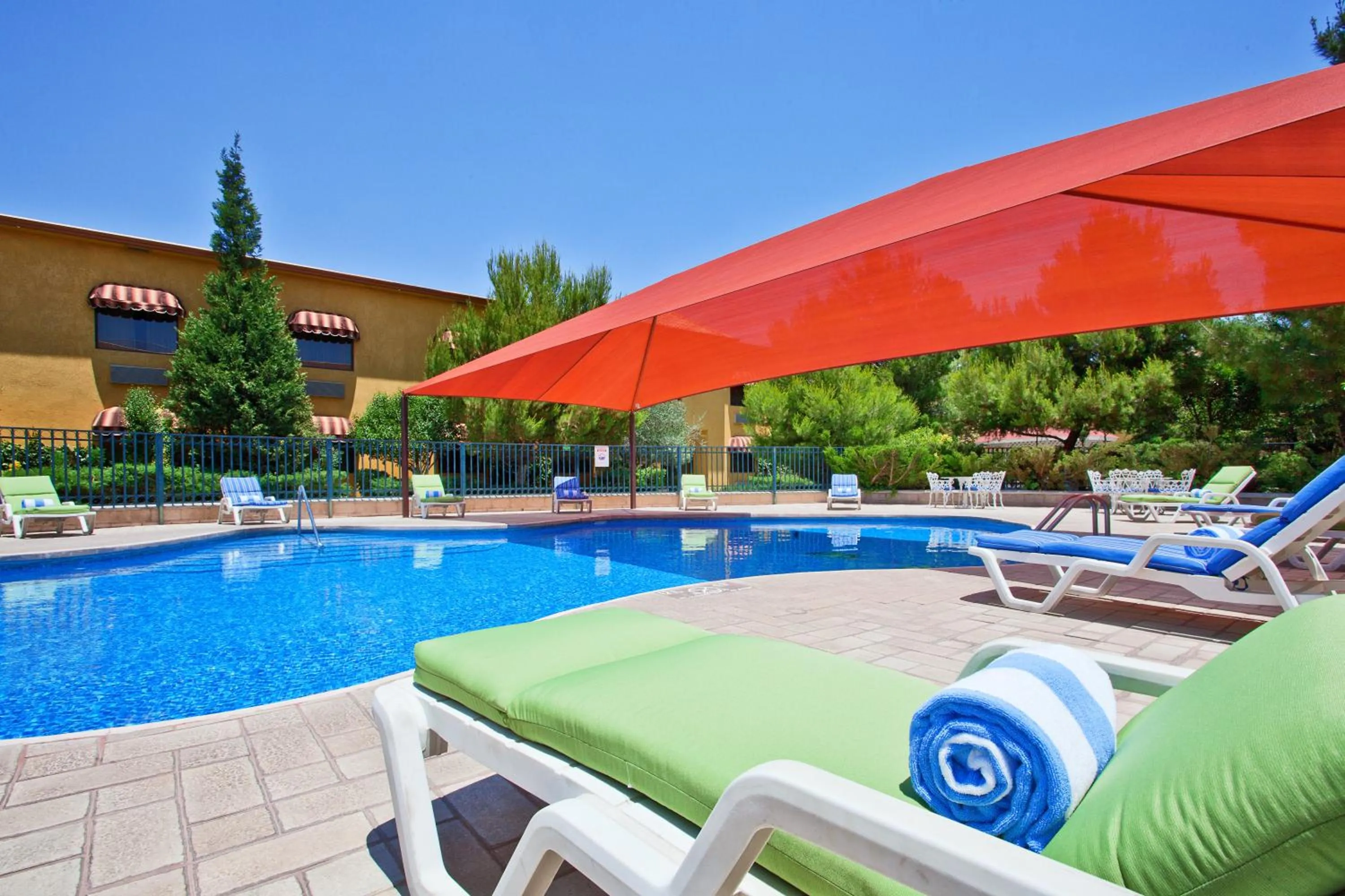 Swimming pool in Holiday Inn Express Chihuahua by IHG