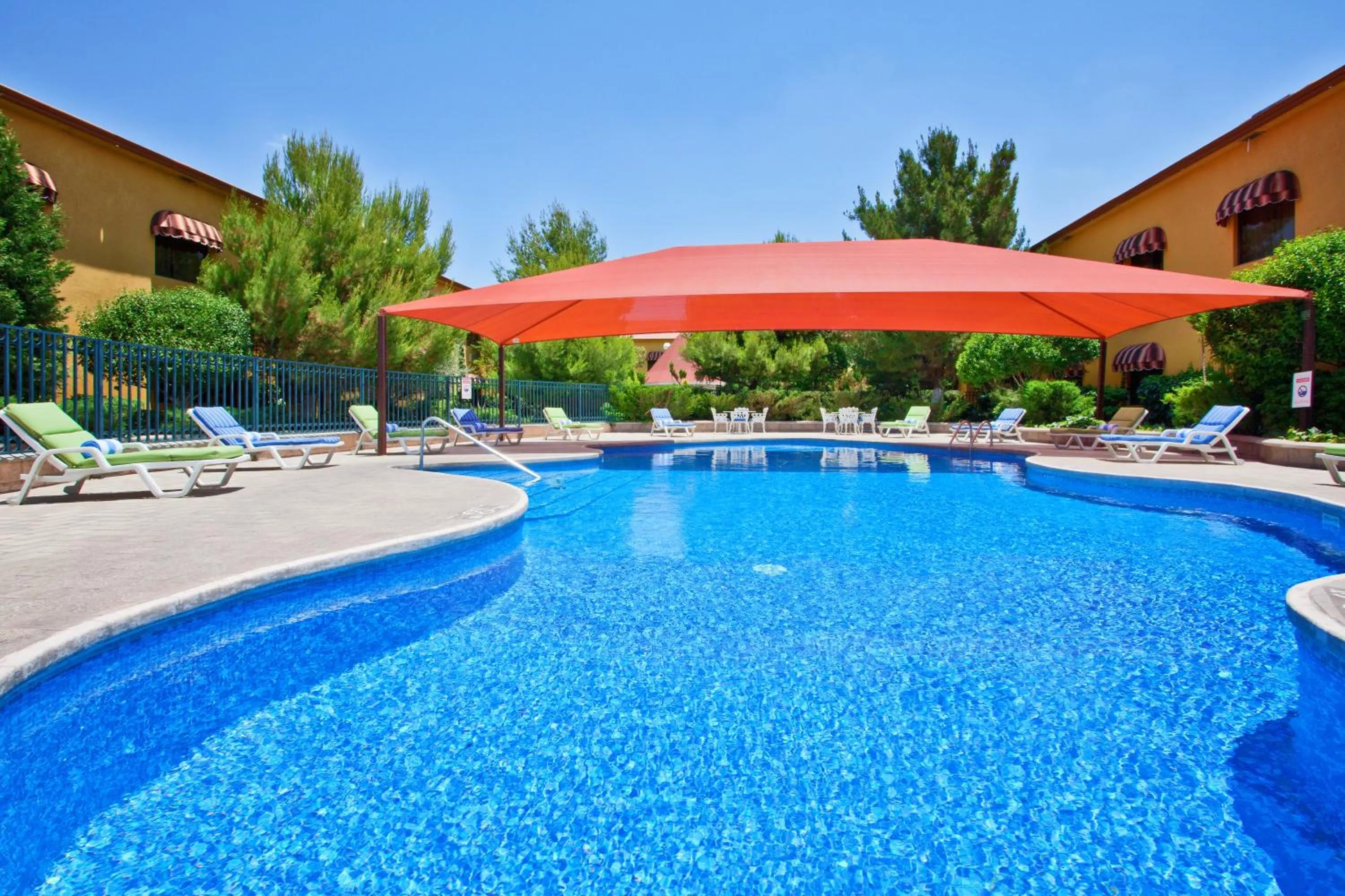 Swimming pool in Holiday Inn Express Chihuahua by IHG