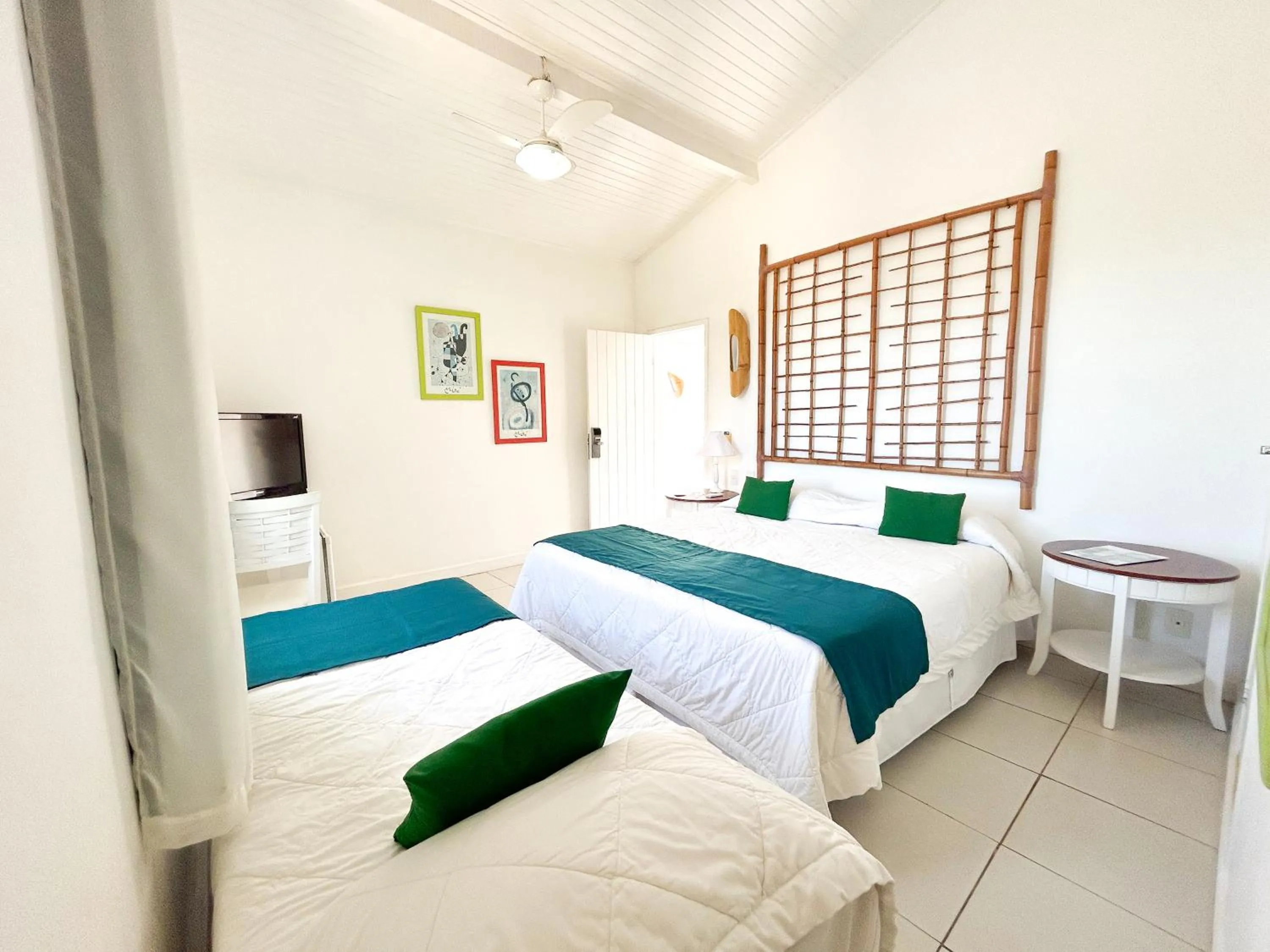 Photo of the whole room, Bed in Pousada Bucaneiro