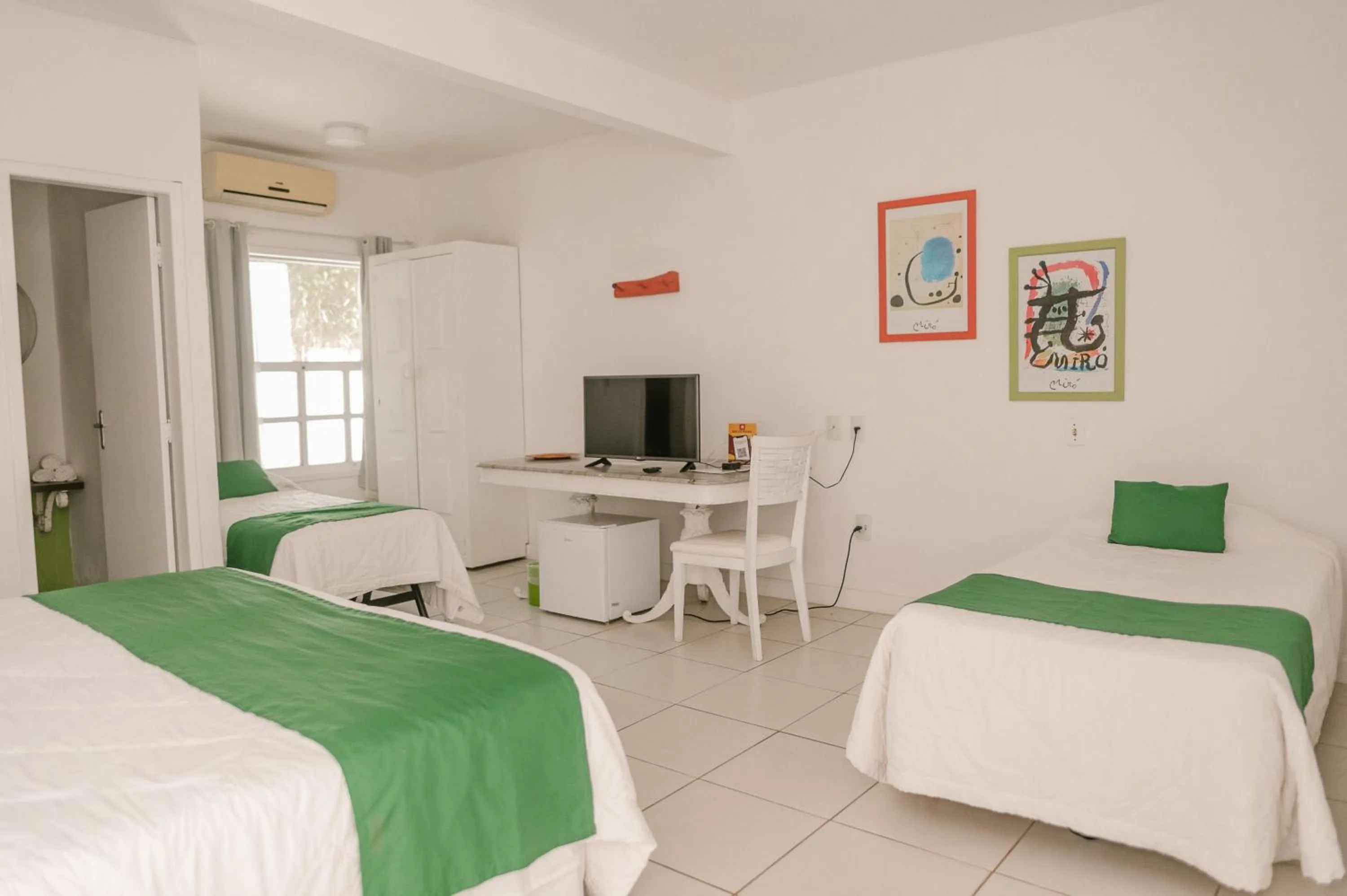 Photo of the whole room, Bed in Pousada Bucaneiro