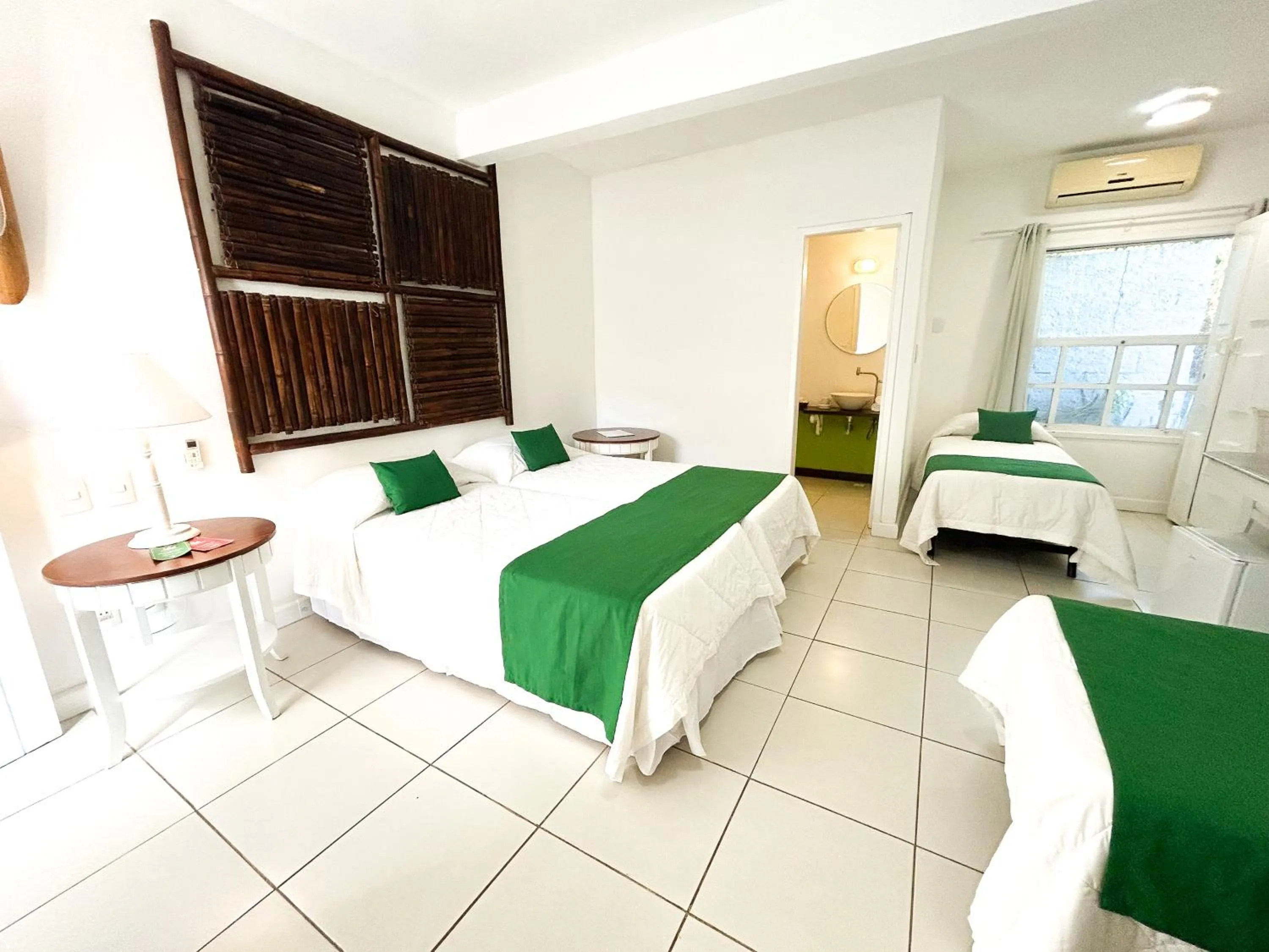 Photo of the whole room, Bed in Pousada Bucaneiro