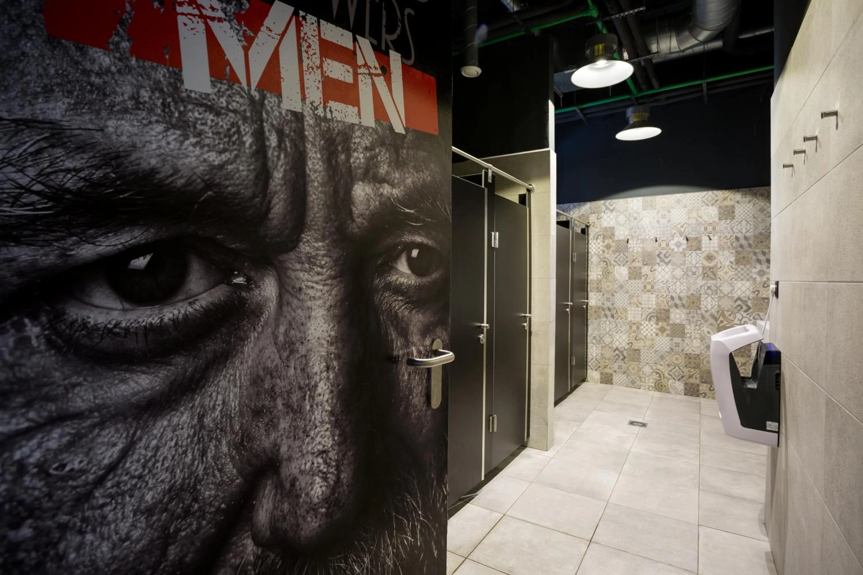 Shower in Black Swan Hostel Sevilla