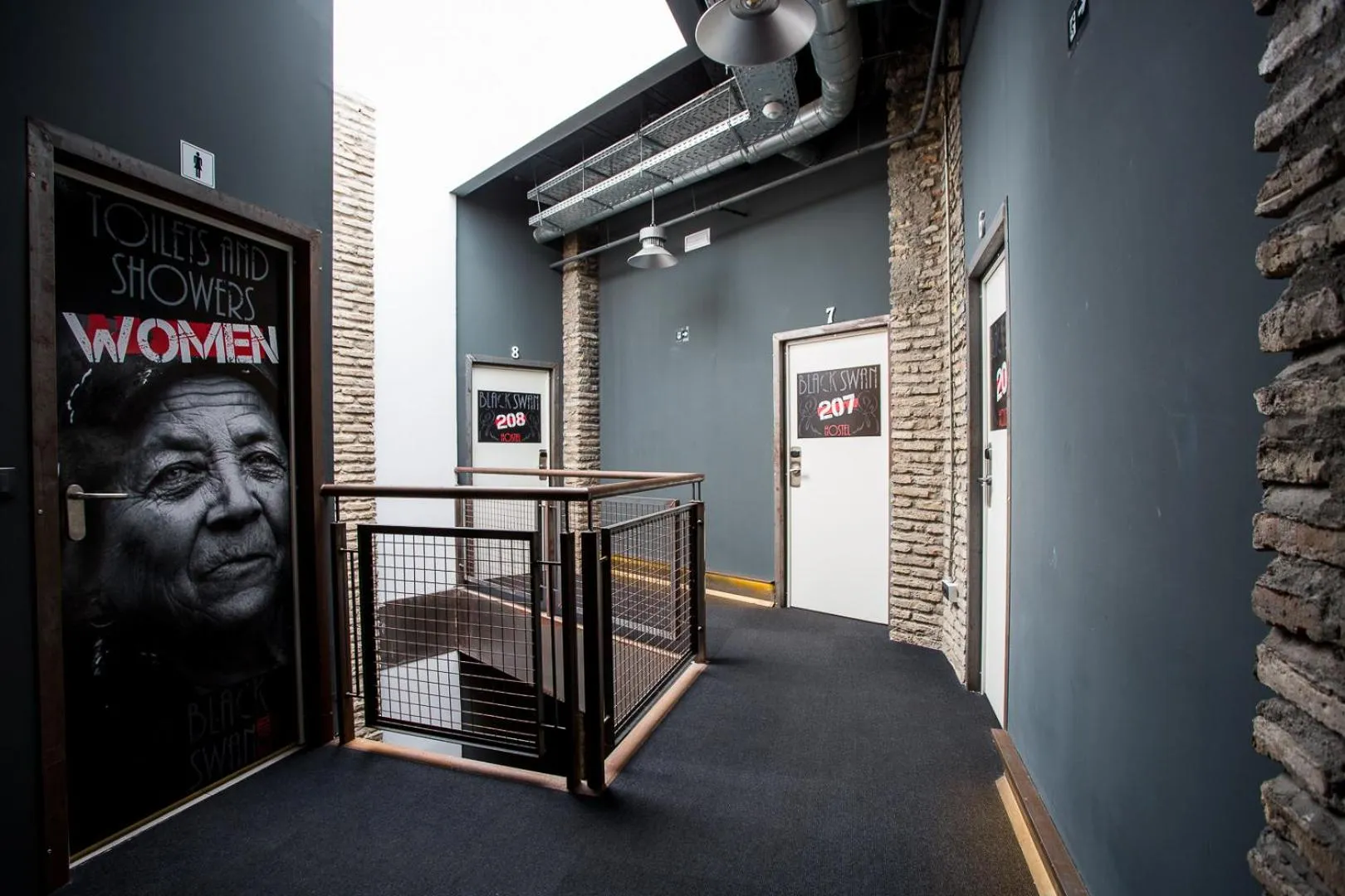 Shower in Black Swan Hostel Sevilla