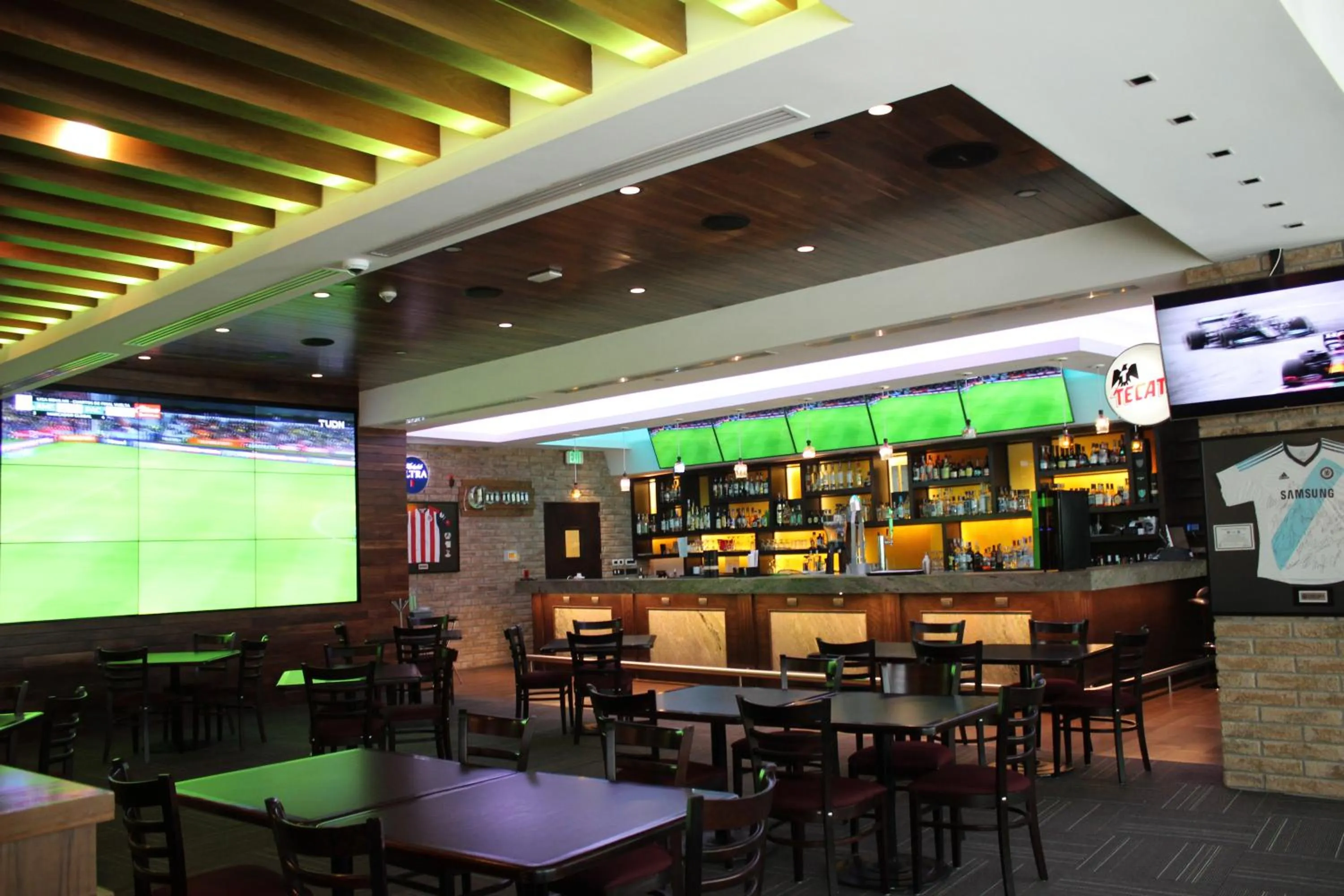 Lounge or bar in Crowne Plaza Leon by IHG