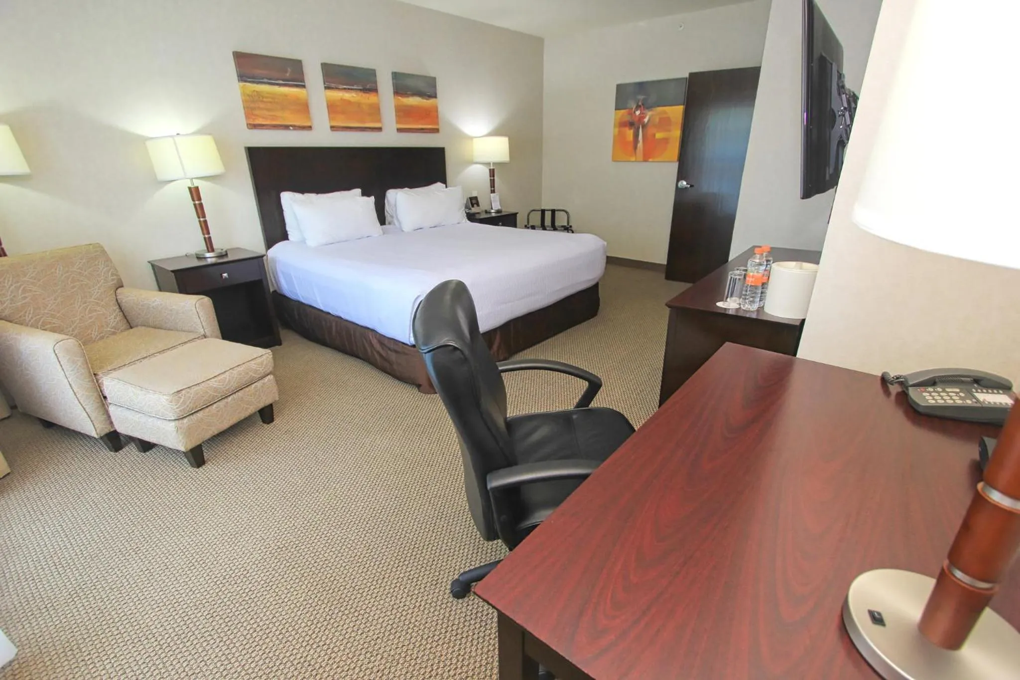 Photo of the whole room, Bed in Crowne Plaza Leon by IHG