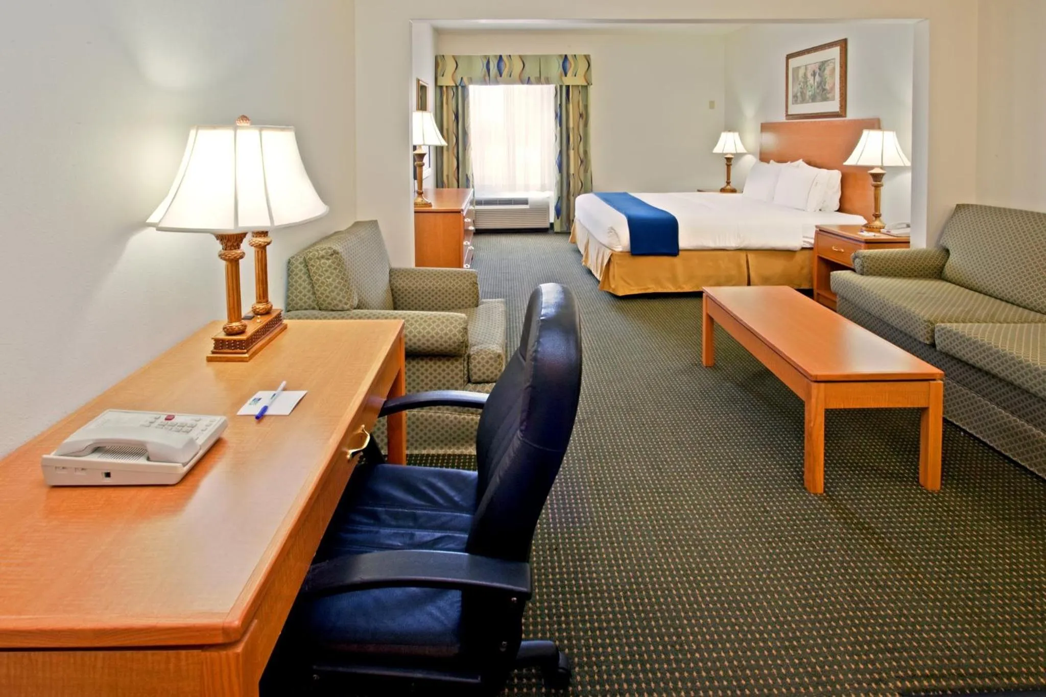 Photo of the whole room, Bed in Holiday Inn Express Hotel & Suites Columbus by IHG