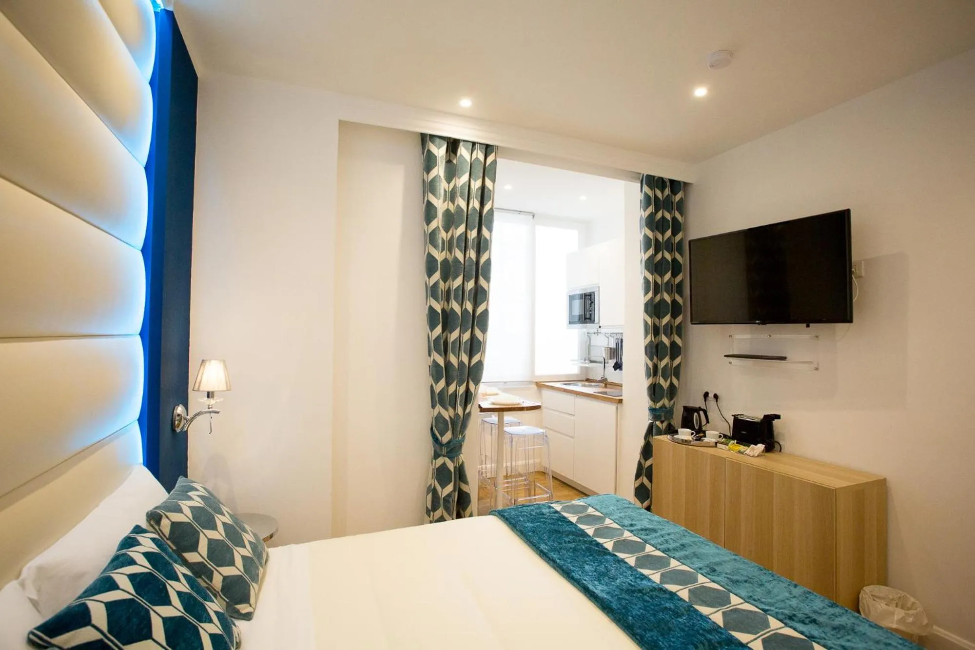 Kitchen or kitchenette, Bed in Atmosfere Guest House - Cinque Terre e La Spezia