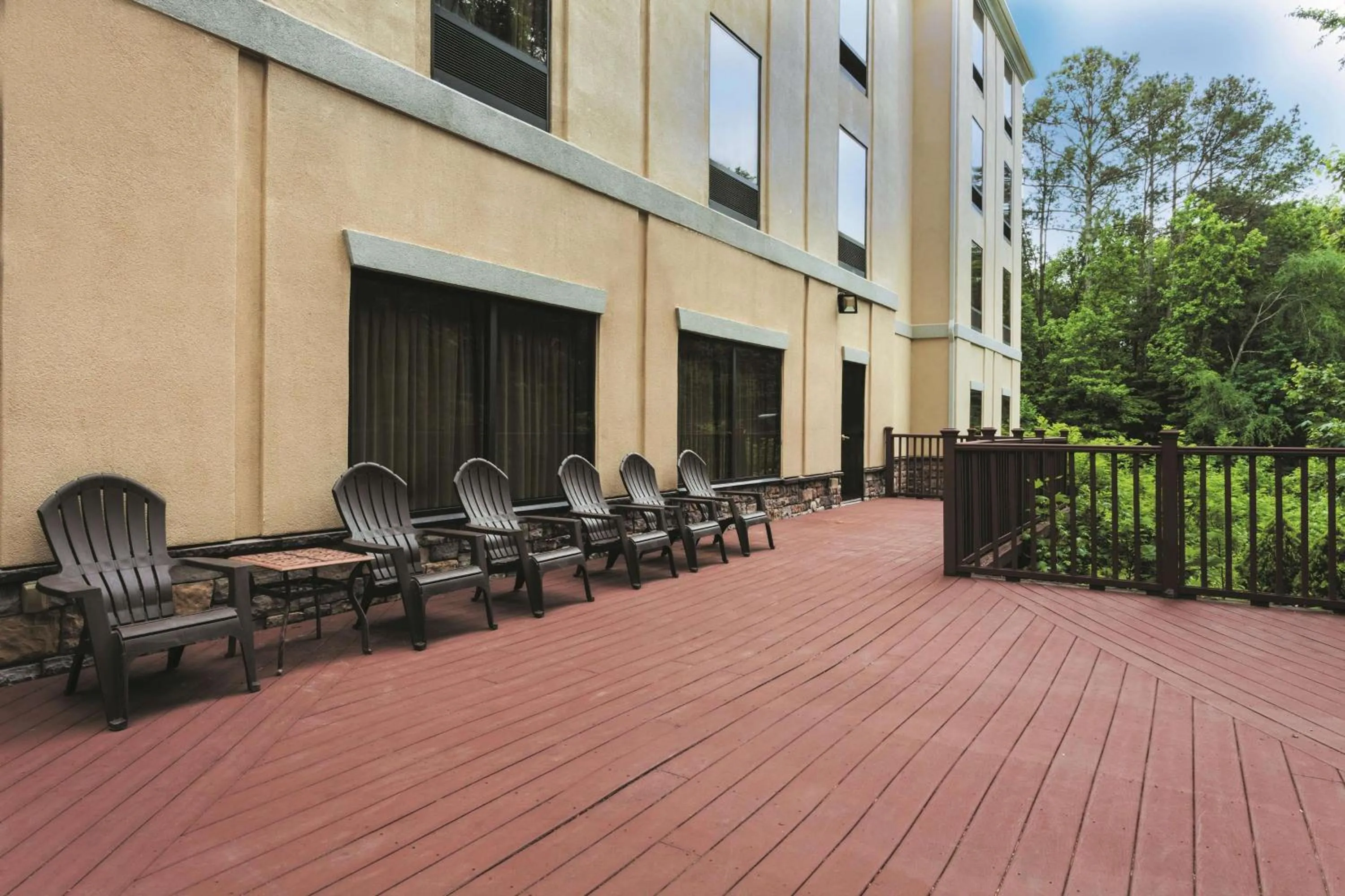 Inner courtyard view in La Quinta by Wyndham Covington