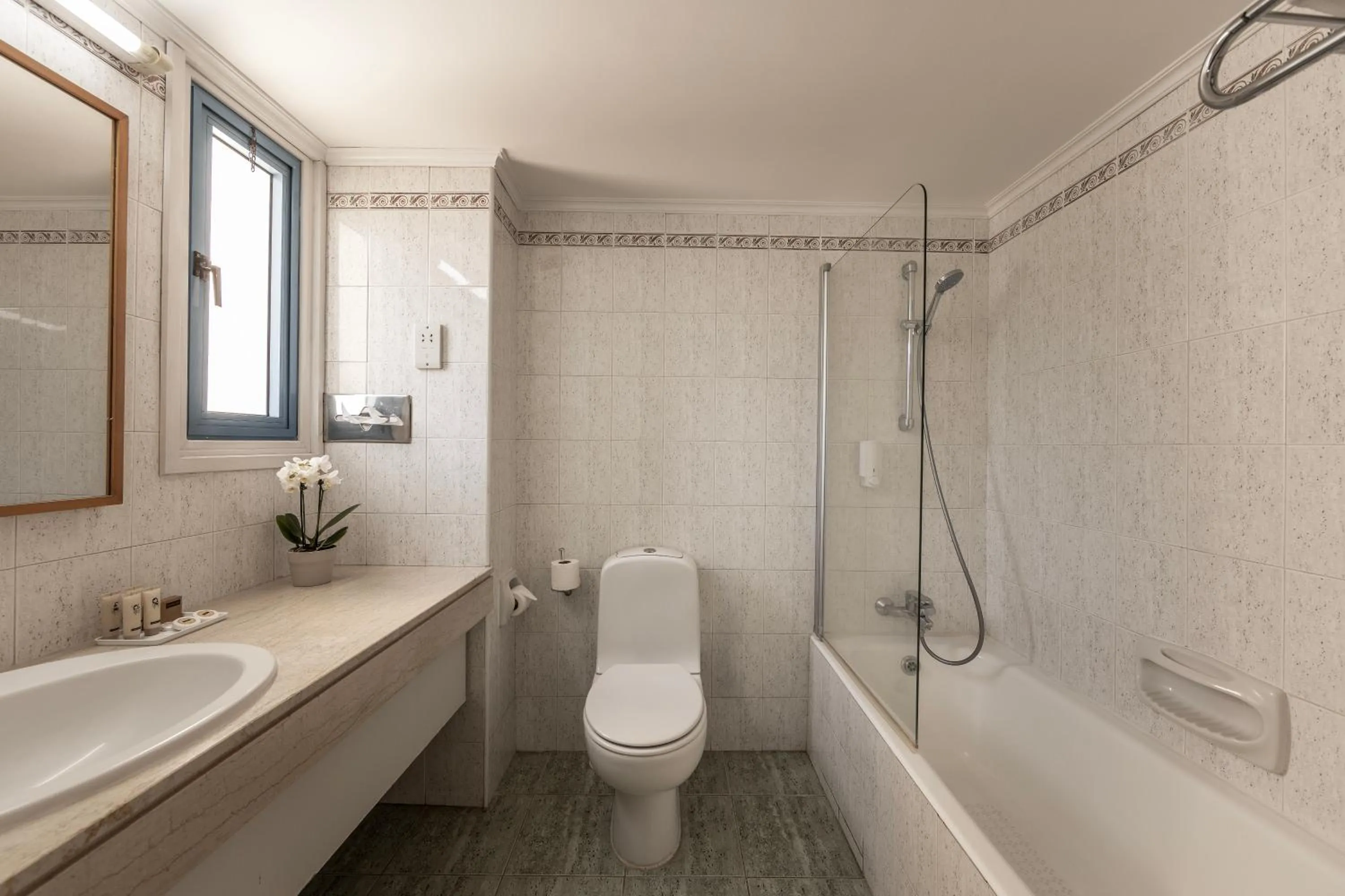 Bathroom in Kissos Hotel