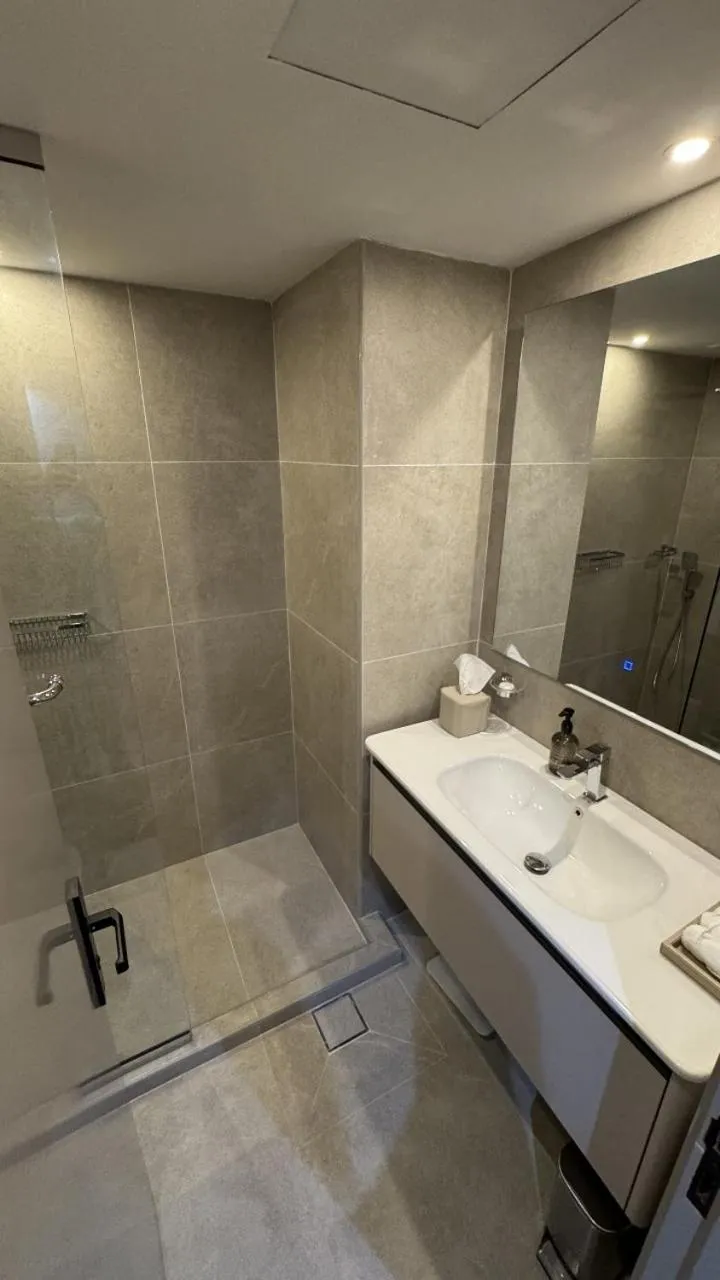 Shower in Broadway Hotel