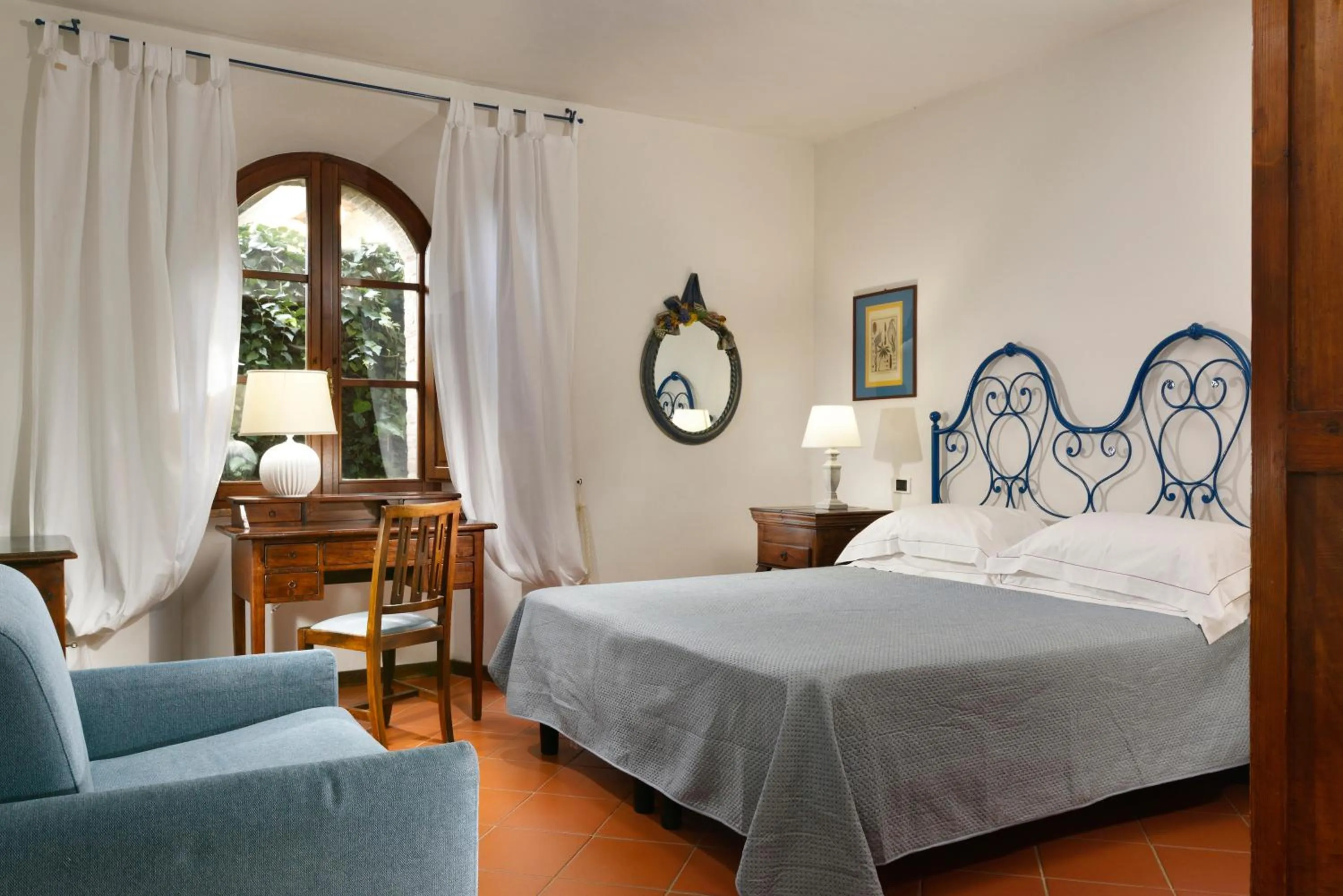 Basic Triple Room in Hotel Monteriggioni
