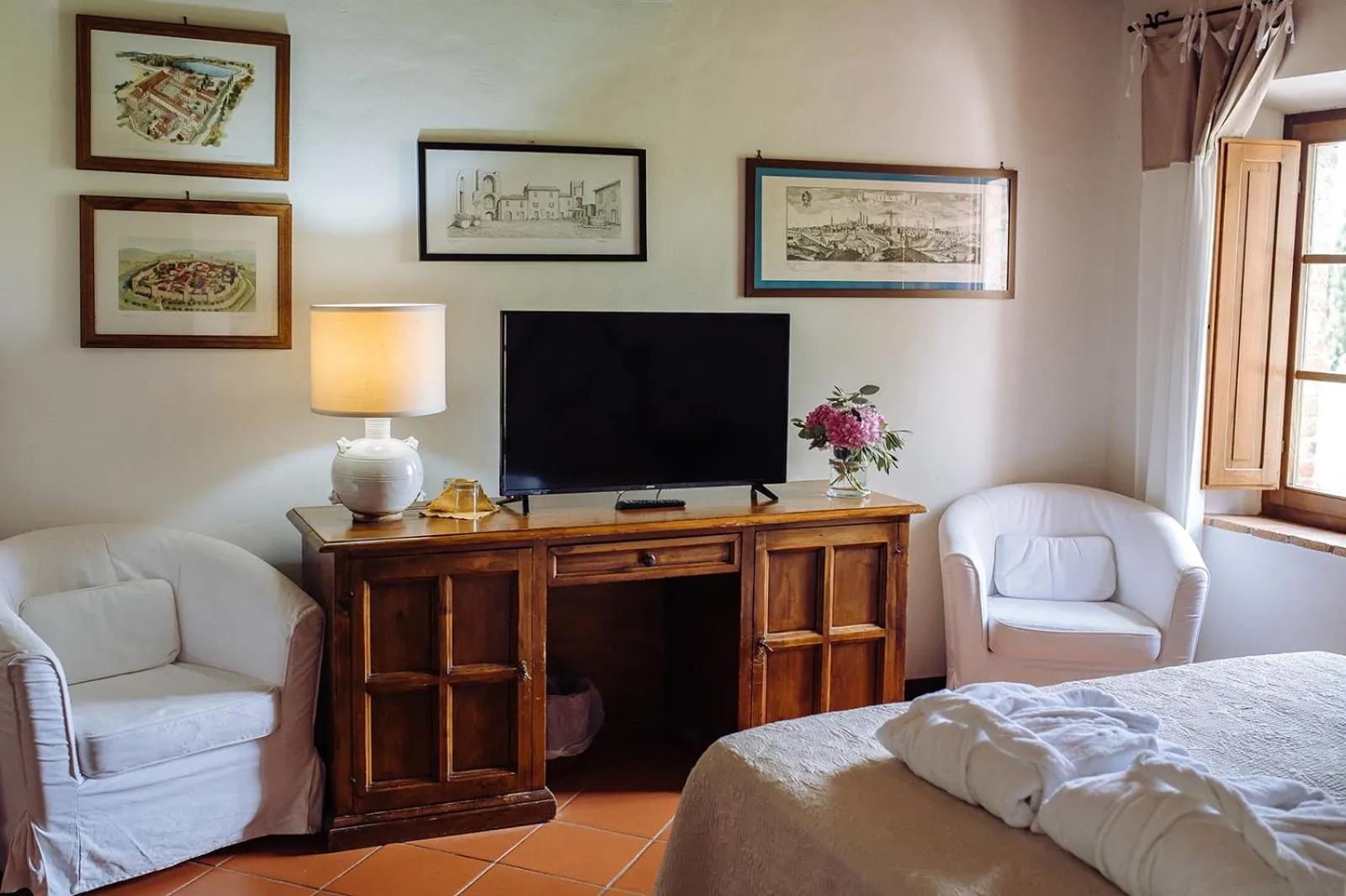 TV and multimedia, Bed in Hotel Monteriggioni