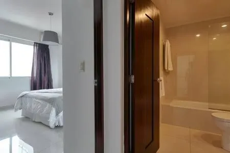 Bathroom, Bed in Lincoln Suite