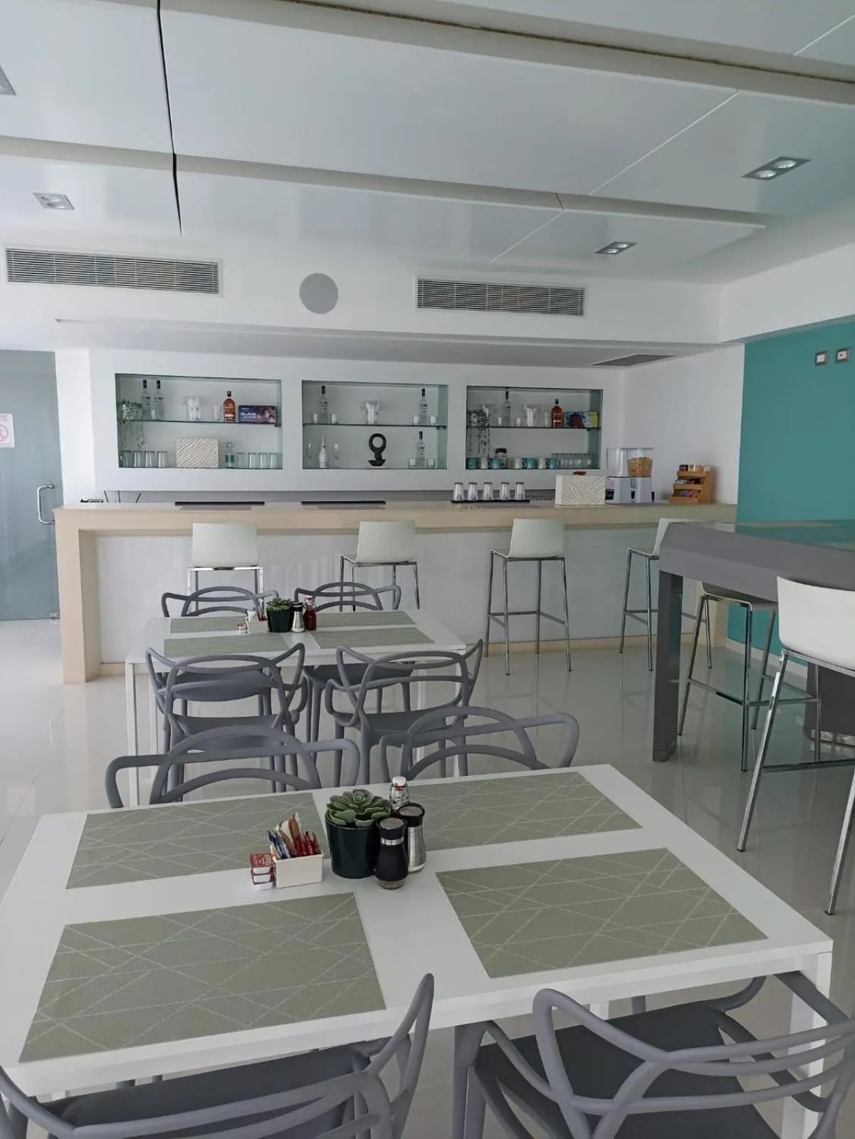 Restaurant/places to eat in Lincoln Suite