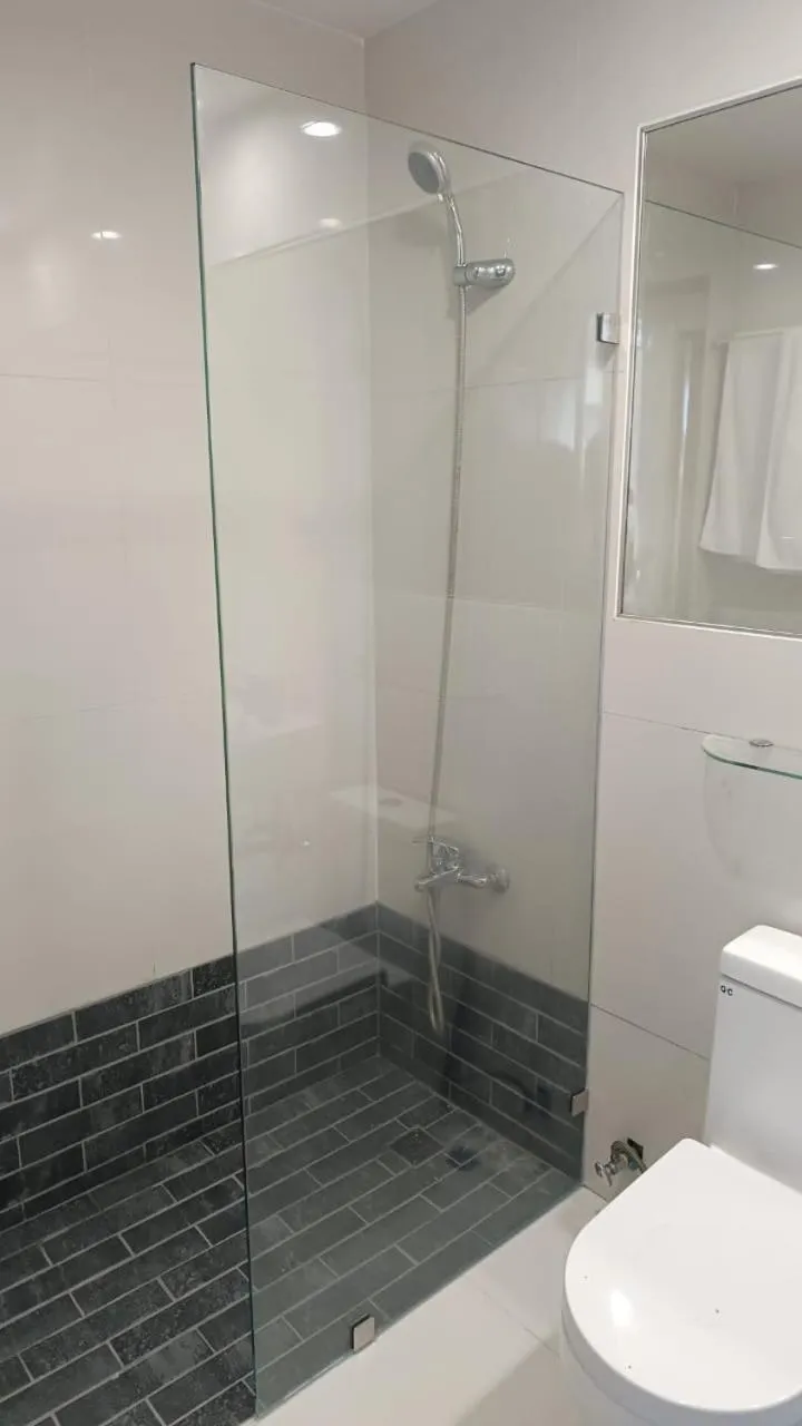 Shower in Lincoln Suite