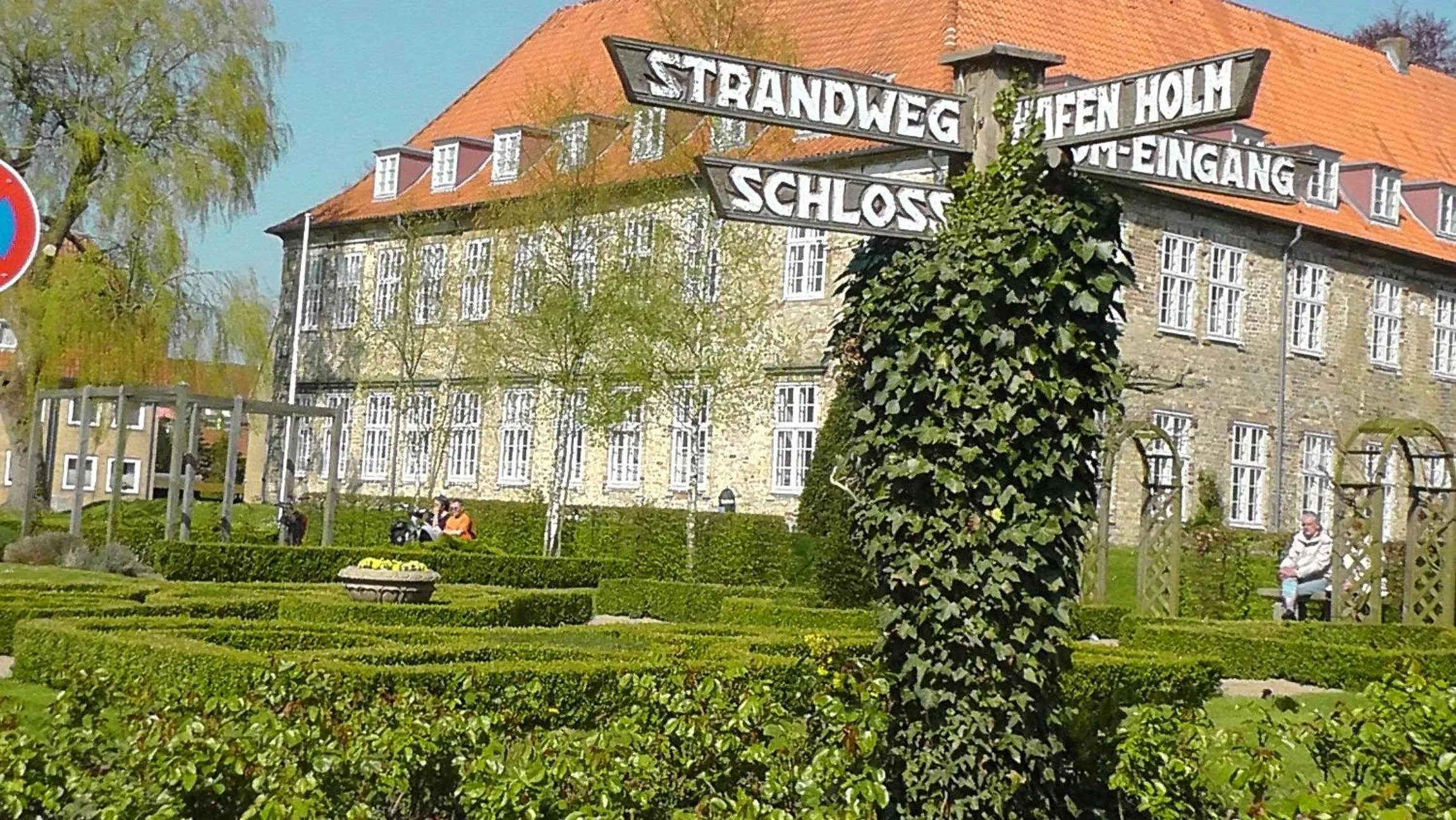 Property building in Domhotel Bed & Breakfast